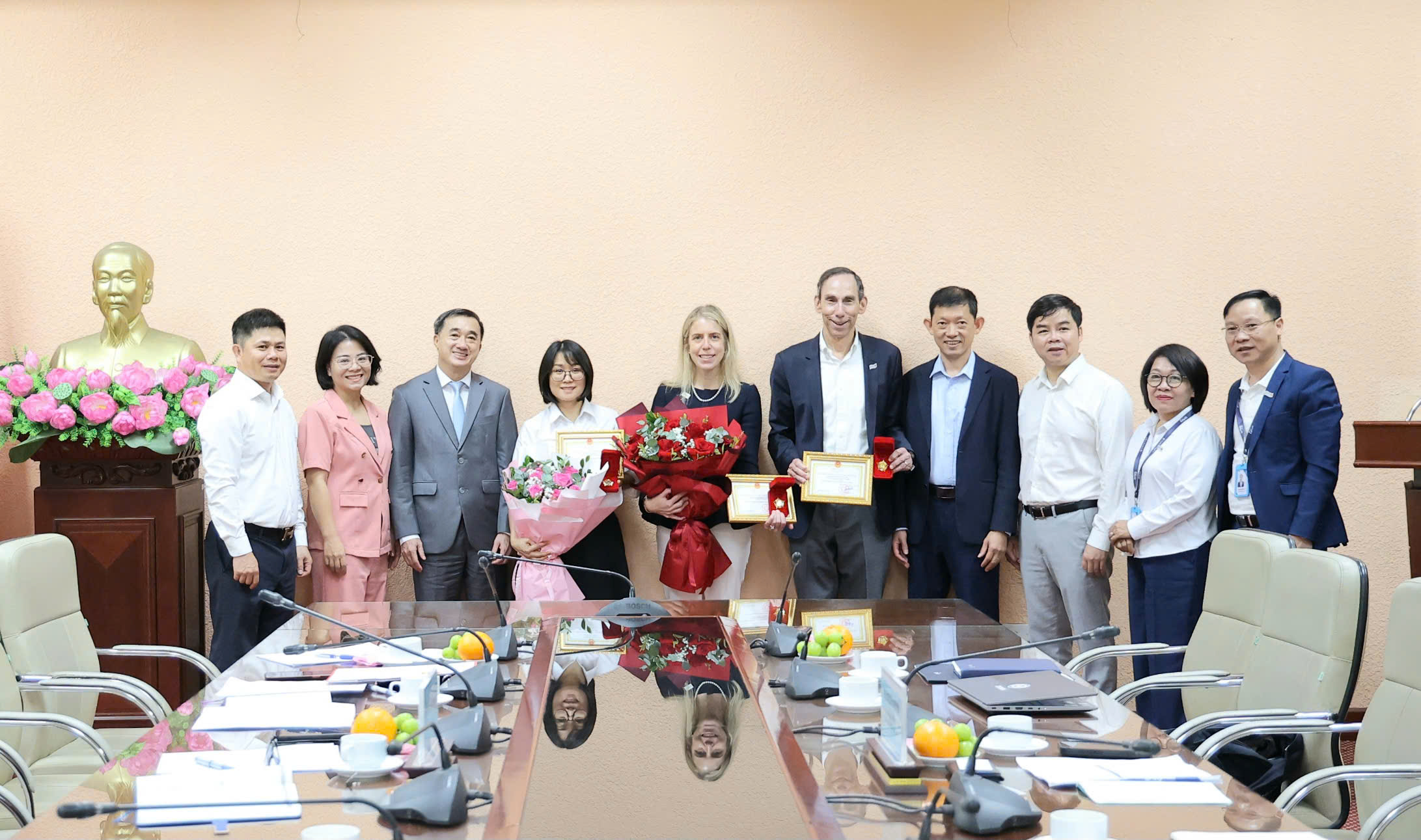 Trao Bằng khen của Bộ trưởng Bộ Y tế và Kỷ niệm chương 'Vì sức khỏe nhân dân' cho đoàn Bệnh viện Bay Orbis-Hoa Kỳ- Ảnh 5.