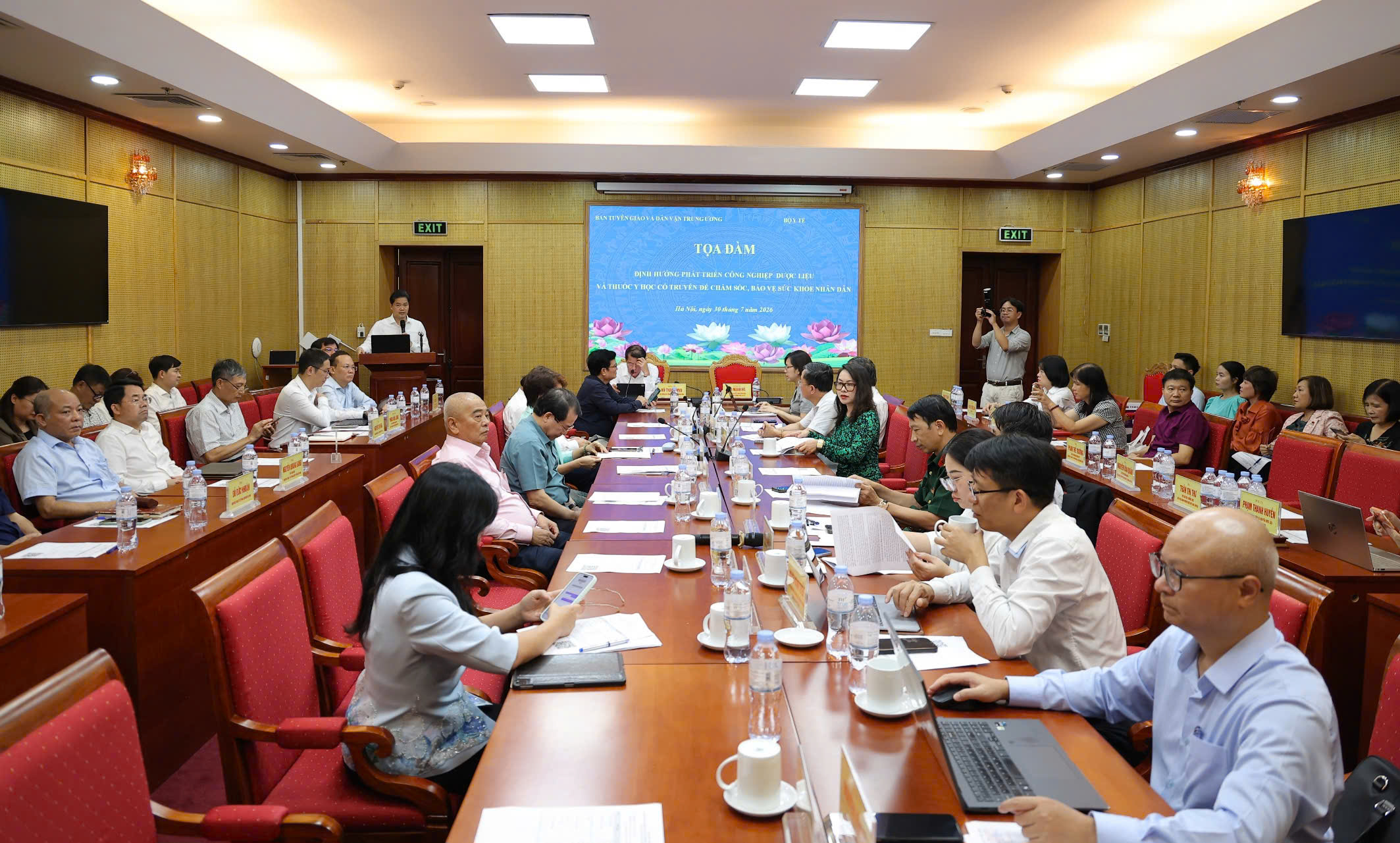 Hoàn thiện chính sách, phát triển công nghiệp dược liệu hiện đại để đưa YHCT thành một trong những trụ cột của hệ thống y tế- Ảnh 2.