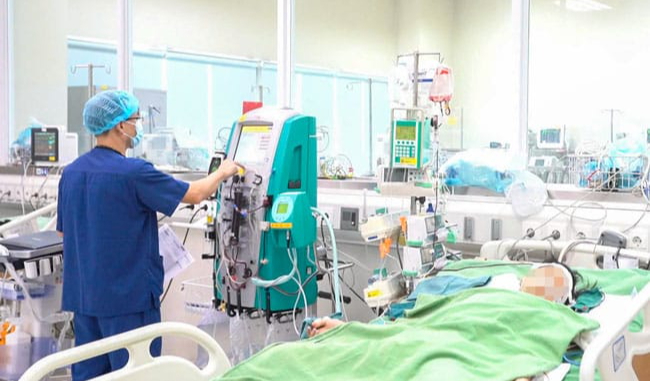 Học bơi buổi thứ 3, bé 6 tuổi bất ngờ bị chìm dưới nước, phải điều trị hồi sức tích cực
- Ảnh 2.