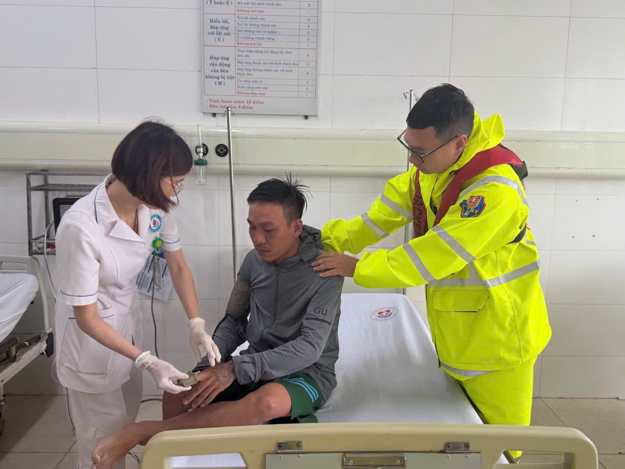 Chìm tàu trong đêm bão, 3 thuyền viên được cứu sống trên biển- Ảnh 3.