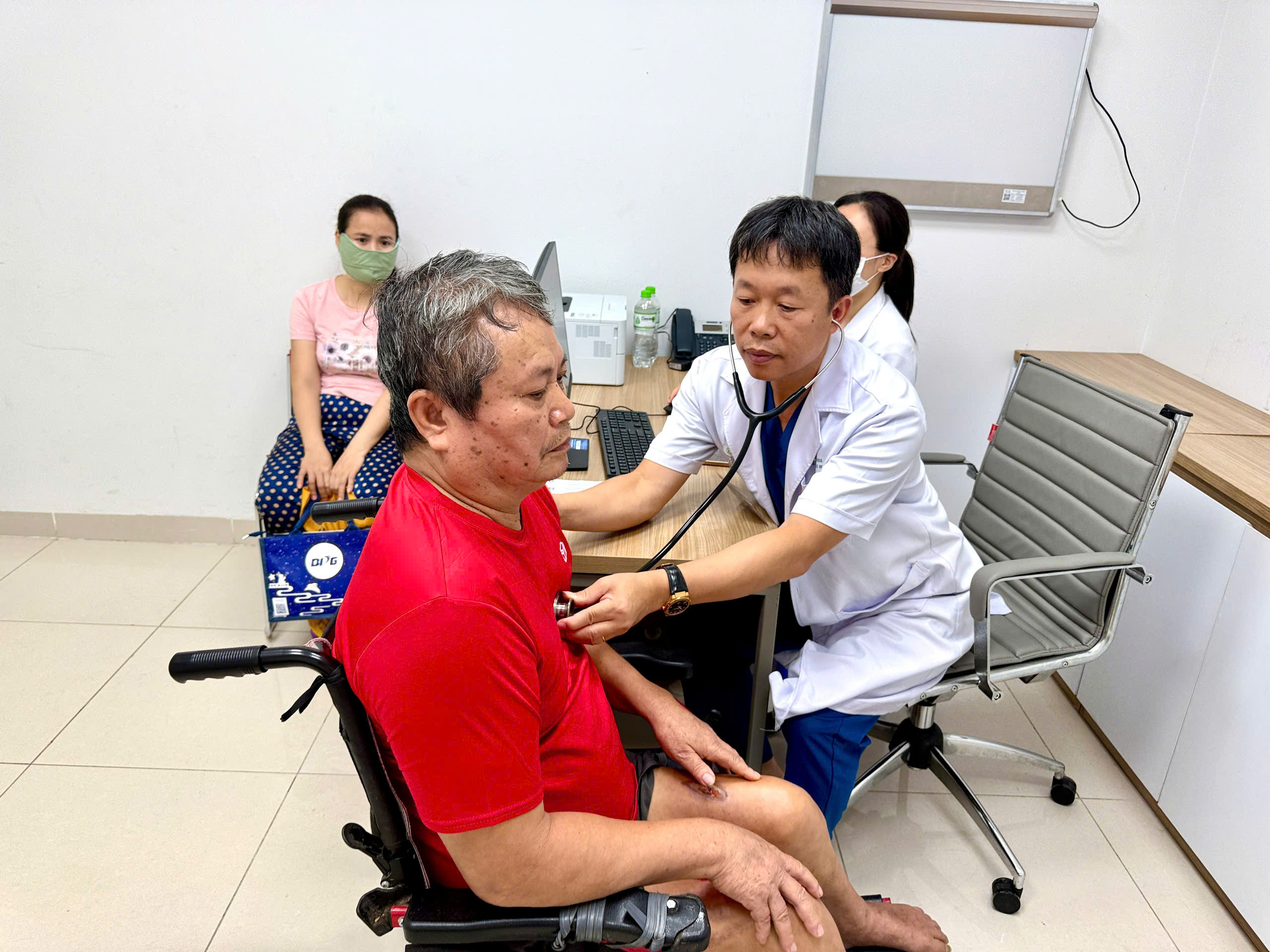 Mệnh lệnh từ trái tim thầy thuốc Bạch Mai và hành trình tri ân sức khoẻ 5.000 đối tượng chính sách ở Cố đô Ninh Bình- Ảnh 8.