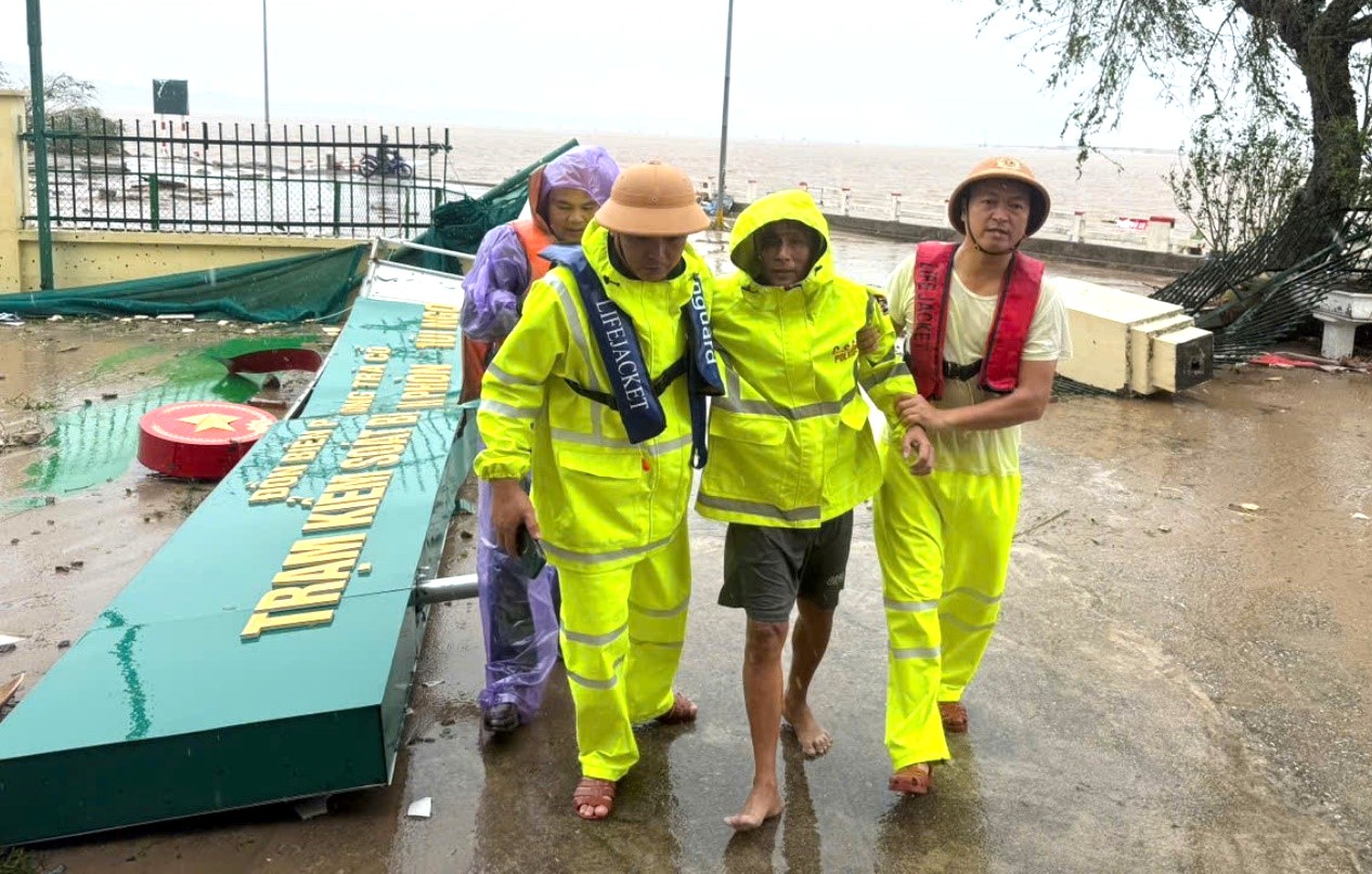 Chìm tàu trong đêm bão, 3 thuyền viên được cứu sống trên biển- Ảnh 2.