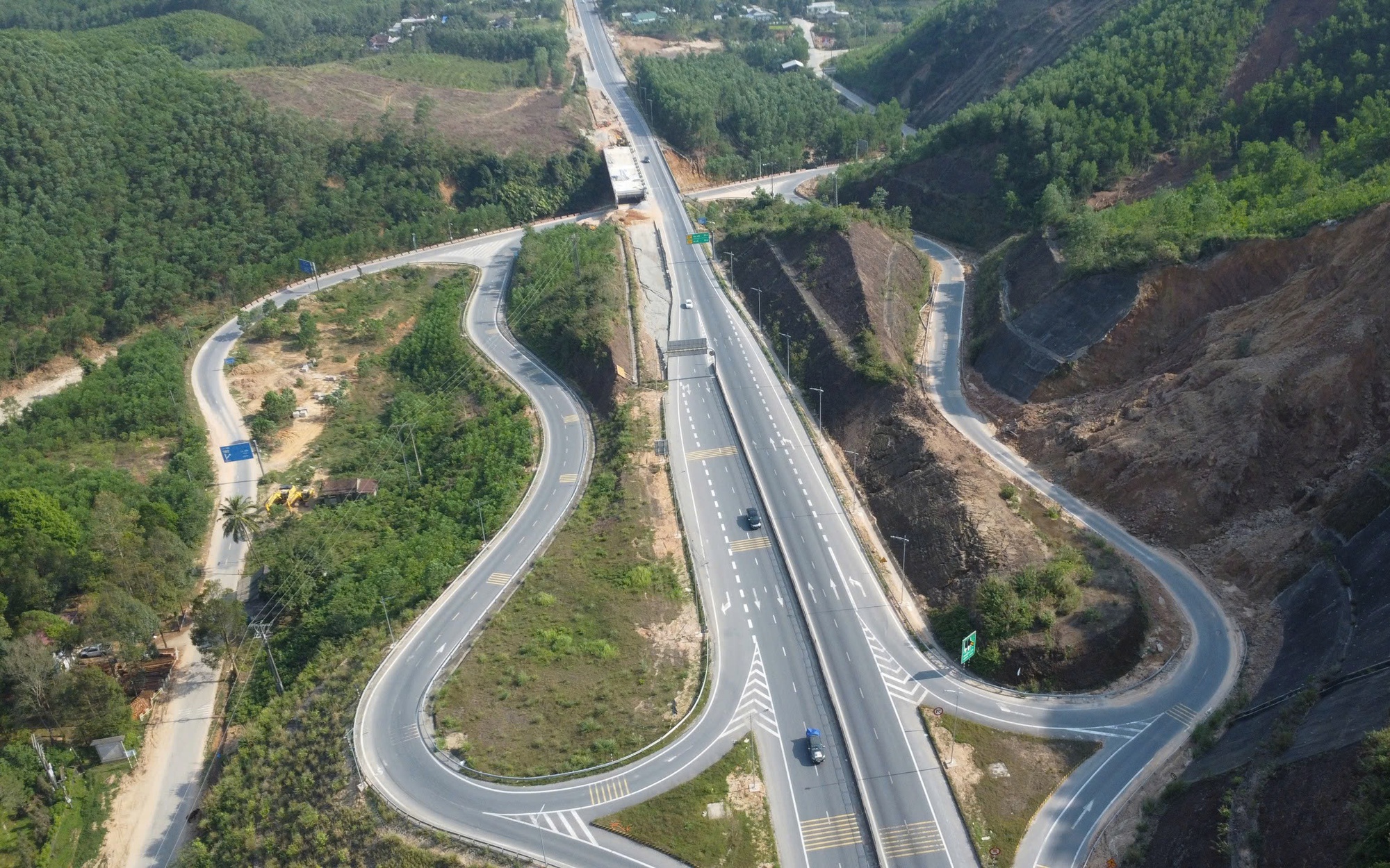 Dự án mở rộng cao tốc Cam Lộ - La Sơn đang được thi công thế nào?- Ảnh 7.