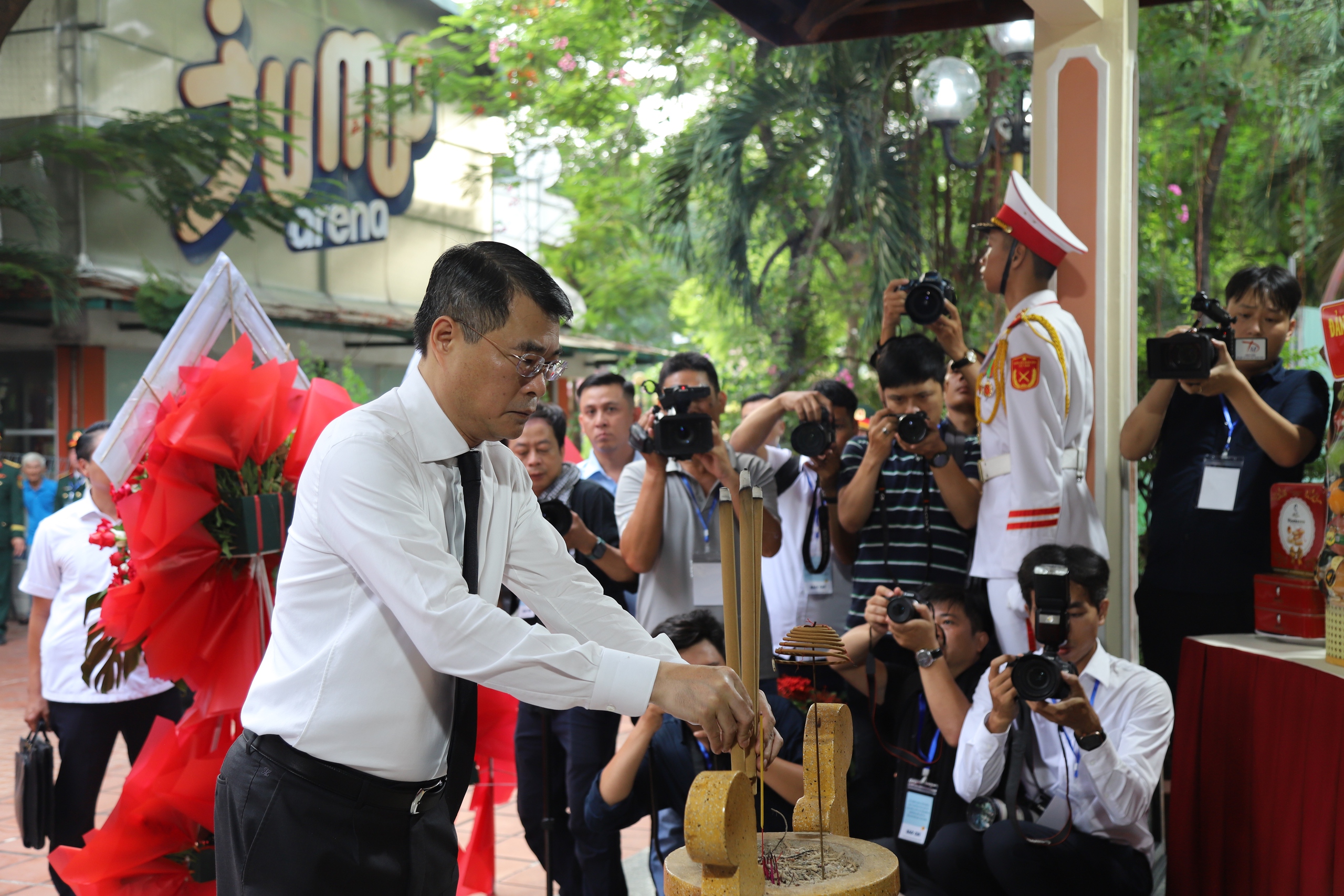 Gallery - Lãnh đạo Đảng, Nhà nước dâng hương tưởng niệm cố Tổng Bí thư Trần Phú và các Anh hùng liệt sĩ tại Công viên Lê Thị Riêng - image 2