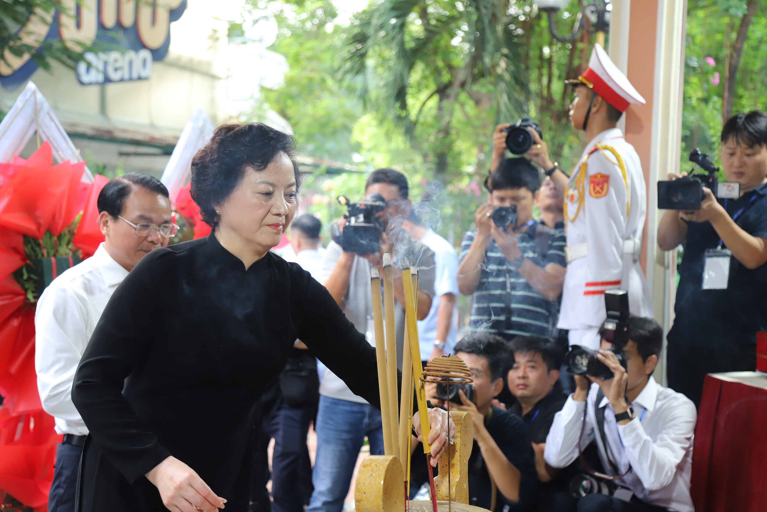 Gallery - Lãnh đạo Đảng, Nhà nước dâng hương tưởng niệm cố Tổng Bí thư Trần Phú và các Anh hùng liệt sĩ tại Công viên Lê Thị Riêng - image 3
