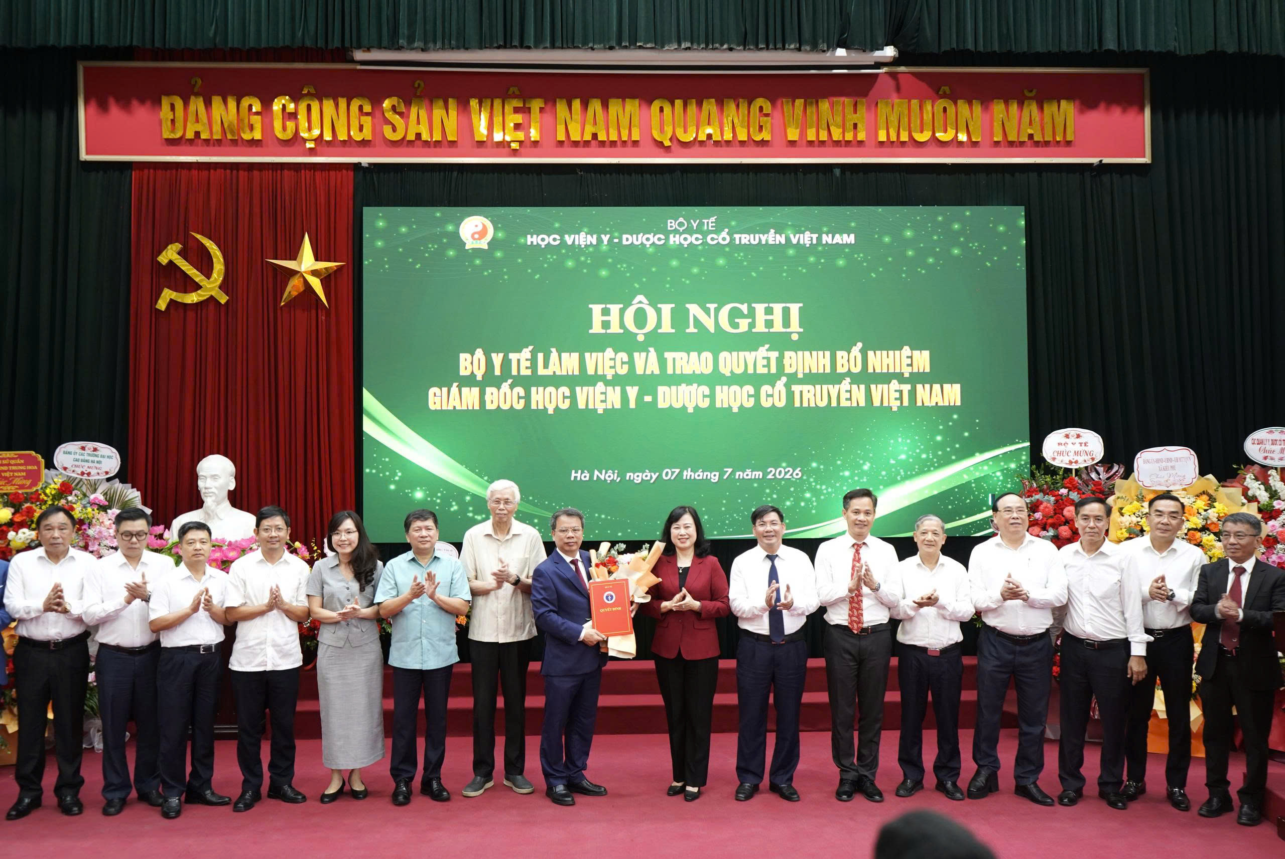 Bộ trưởng Bộ Y tế Đào Hồng Lan trao quyết định bổ nhiệm Giám đốc Học viện Y - Dược học cổ truyền Việt Nam - Ảnh 4.