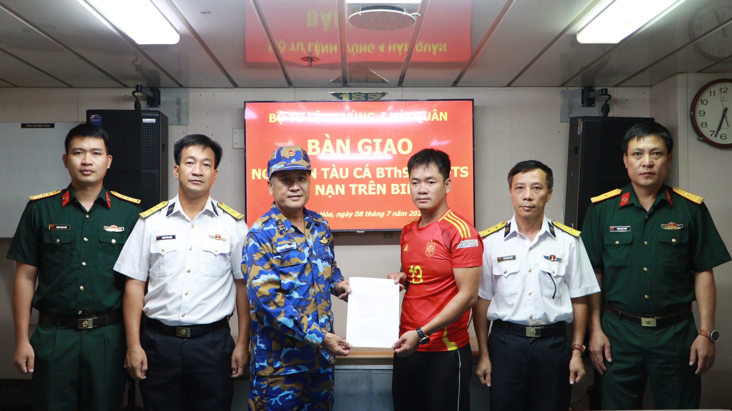 Tàu 571 đưa ngư dân mắc hội chứng tiền đình về bờ an toàn từ Đặc khu Trường Sa
- Ảnh 3.