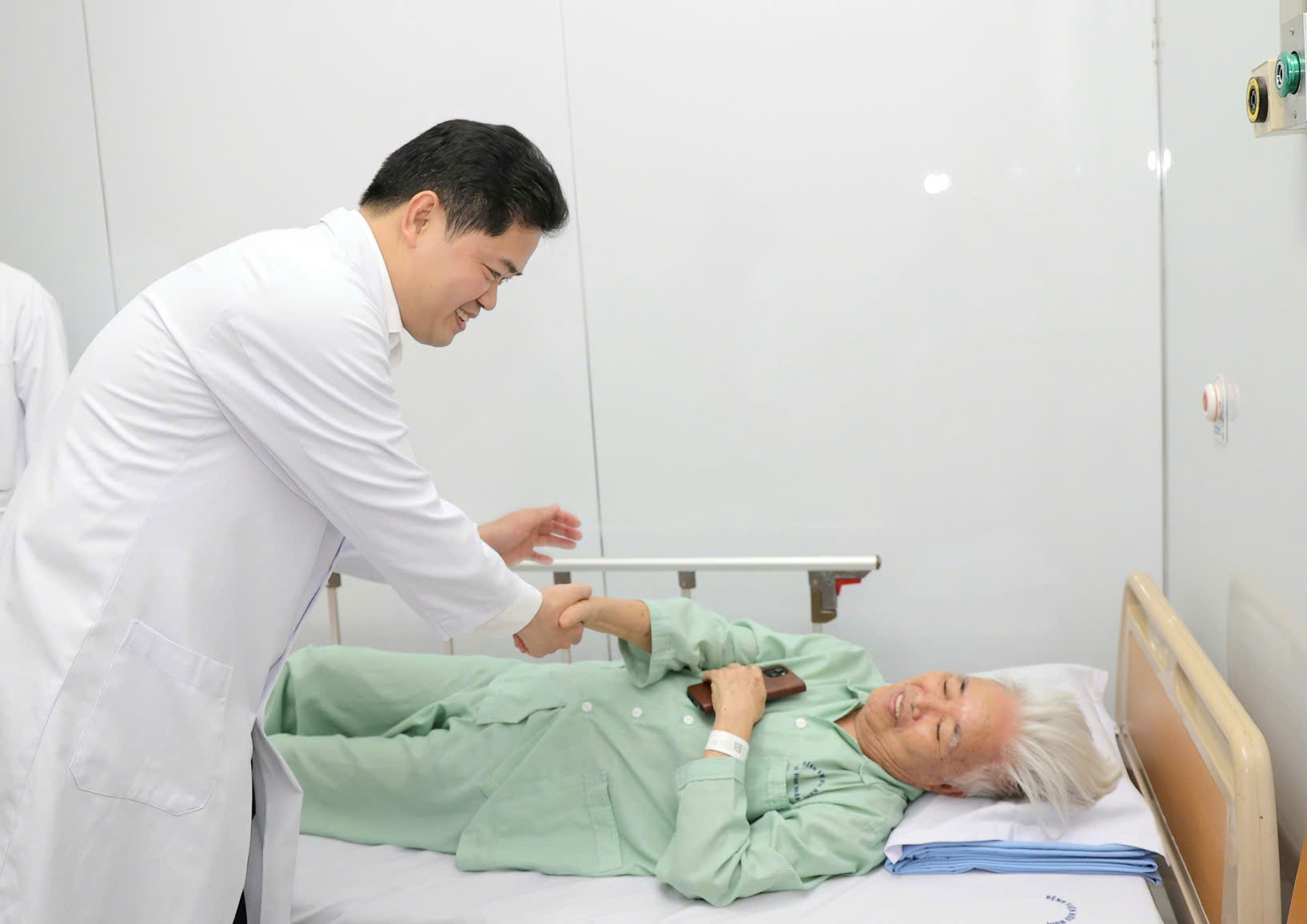 Gallery - Bệnh viện Hữu Nghị cần trở thành mô hình chăm sóc sức khỏe cán bộ hiện đại, chuyên sâu và chuyển đổi số toàn diện - image 1