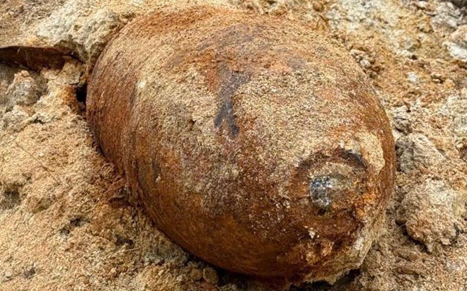 Bom 350kg còn nguyên kíp nổ lộ ra khi đào móng nhà- Ảnh 3.