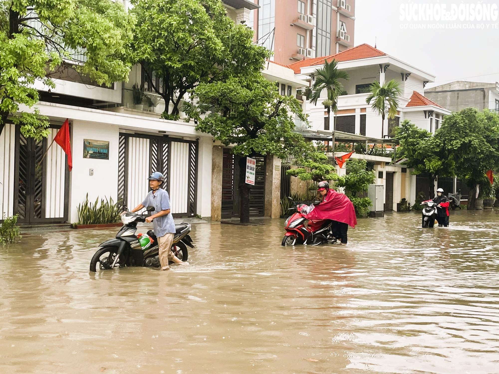 Mưa lớn Hải Phòng gây ngập sâu nhiều tuyến phố , người dân gặp khó khăn trong di chuyển - Ảnh 4.