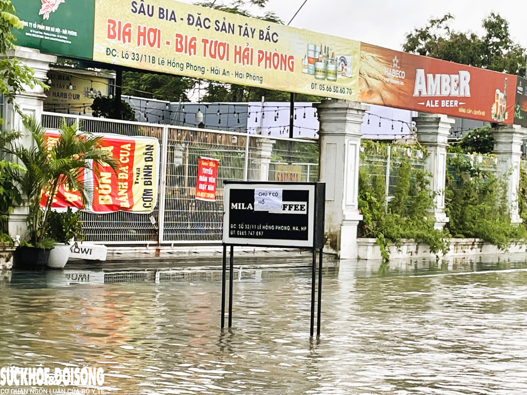 Mưa lớn Hải Phòng gây ngập sâu nhiều tuyến phố , người dân gặp khó khăn trong di chuyển - Ảnh 3.
