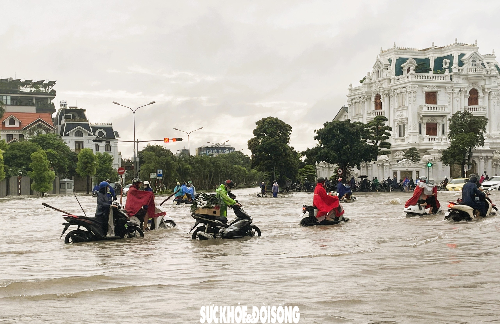 Mưa lớn Hải Phòng gây ngập sâu nhiều tuyến phố , người dân gặp khó khăn trong di chuyển - Ảnh 2.