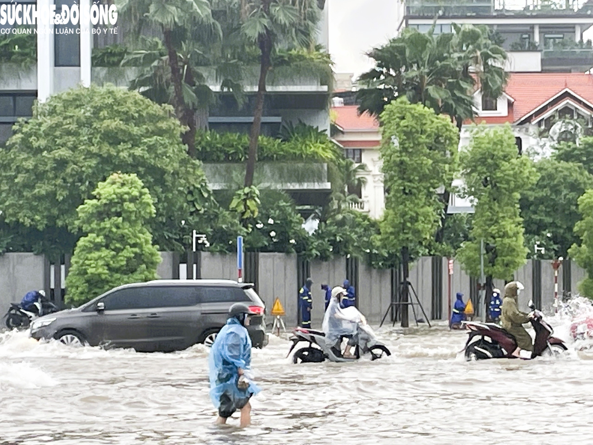 Mưa lớn Hải Phòng gây ngập sâu nhiều tuyến phố , người dân gặp khó khăn trong di chuyển - Ảnh 5.