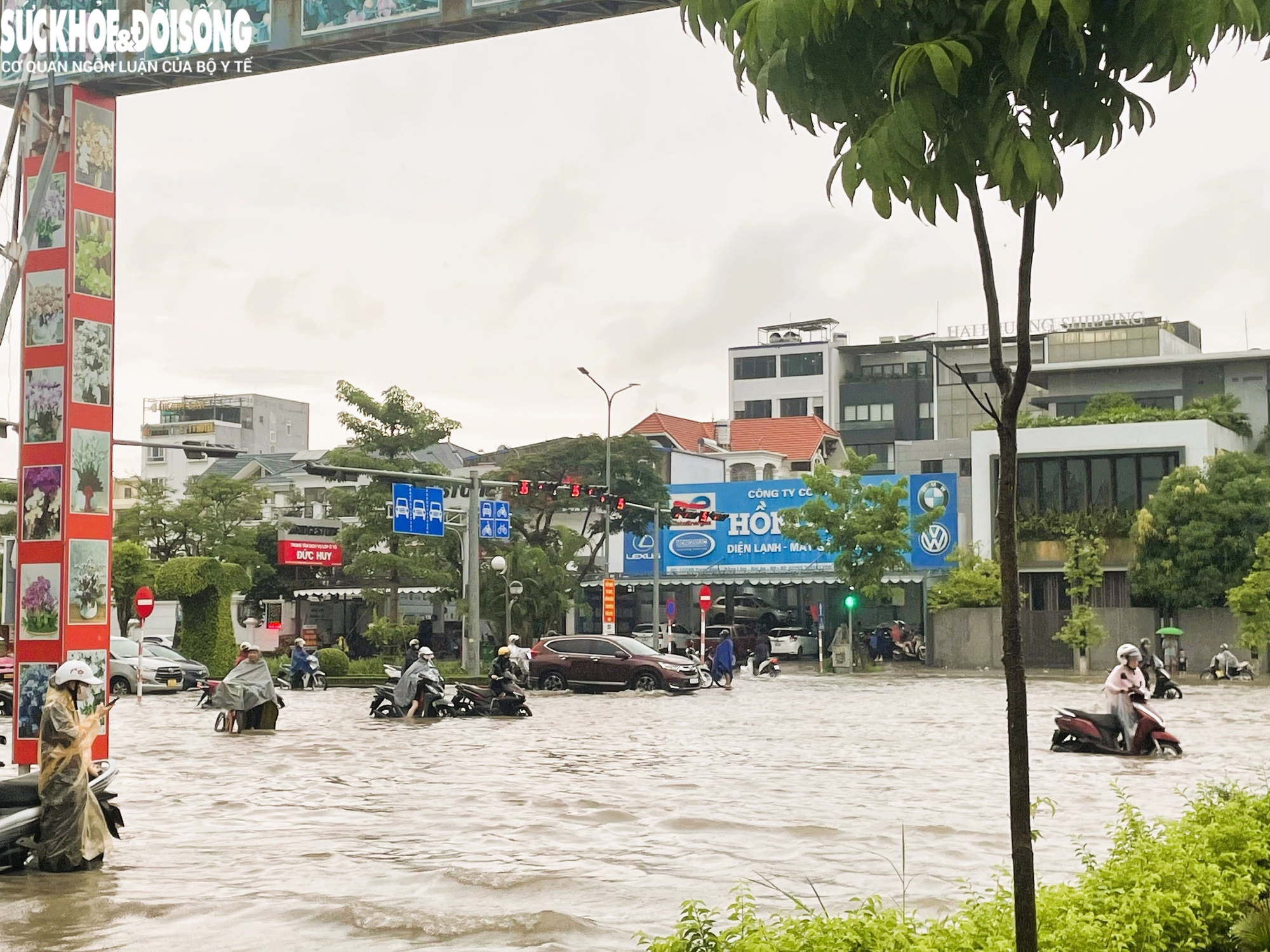 Mưa lớn Hải Phòng gây ngập sâu nhiều tuyến phố , người dân gặp khó khăn trong di chuyển - Ảnh 6.