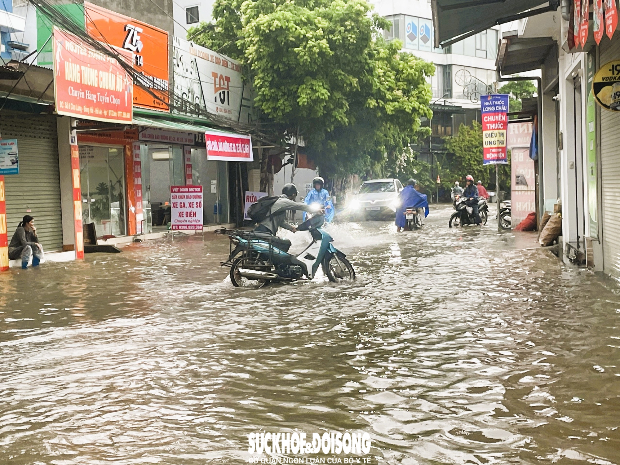 Mưa lớn Hải Phòng gây ngập sâu nhiều tuyến phố , người dân gặp khó khăn trong di chuyển - Ảnh 8.