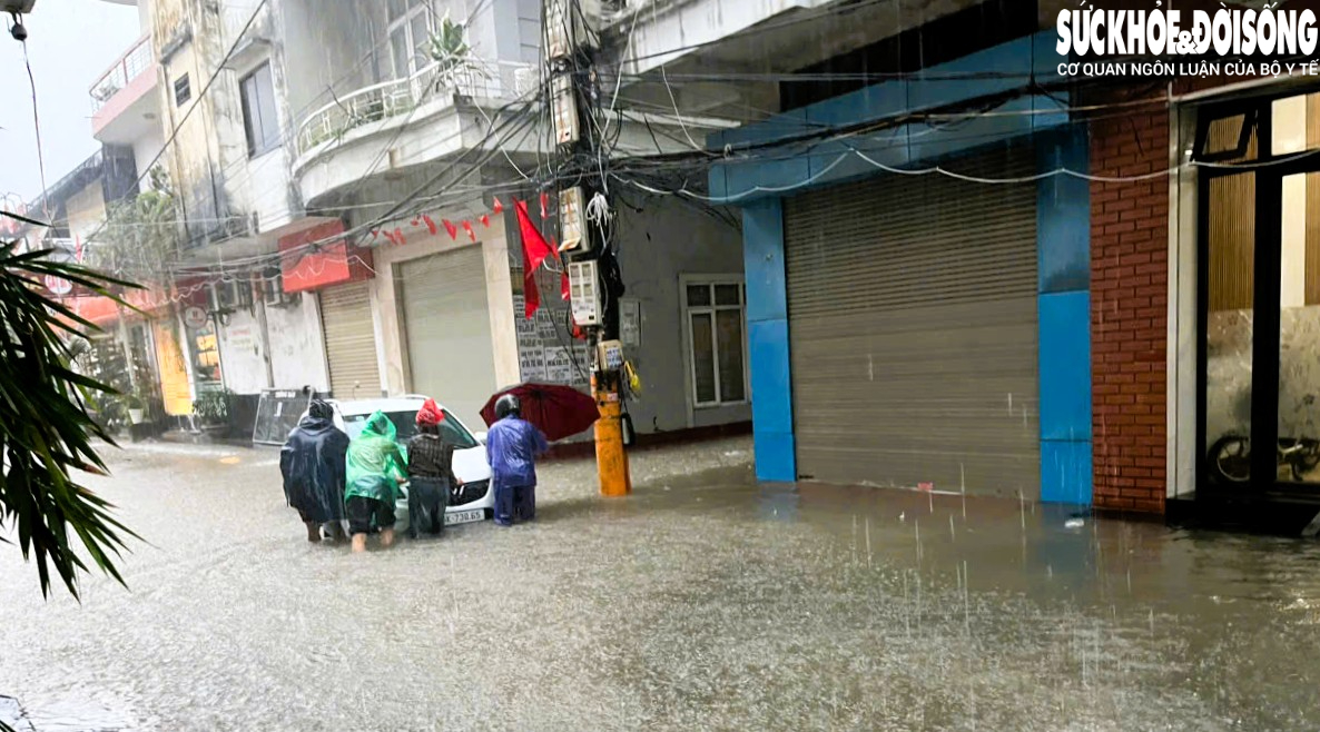 Mưa lớn Hải Phòng gây ngập sâu nhiều tuyến phố , người dân gặp khó khăn trong di chuyển - Ảnh 11.