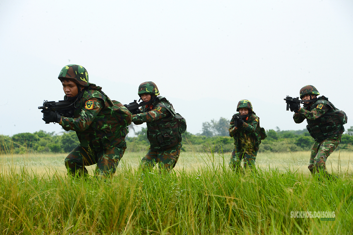 Mãn nhãn bài huấn luyện thả dây từ trực thăng tiếp đất của chiến sĩ đặc công- Ảnh 11.