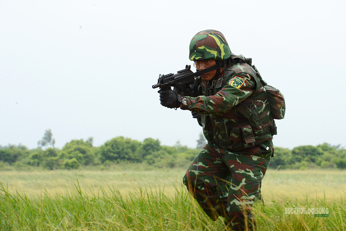 Mãn nhãn bài huấn luyện thả dây từ trực thăng tiếp đất của chiến sĩ đặc công- Ảnh 7.