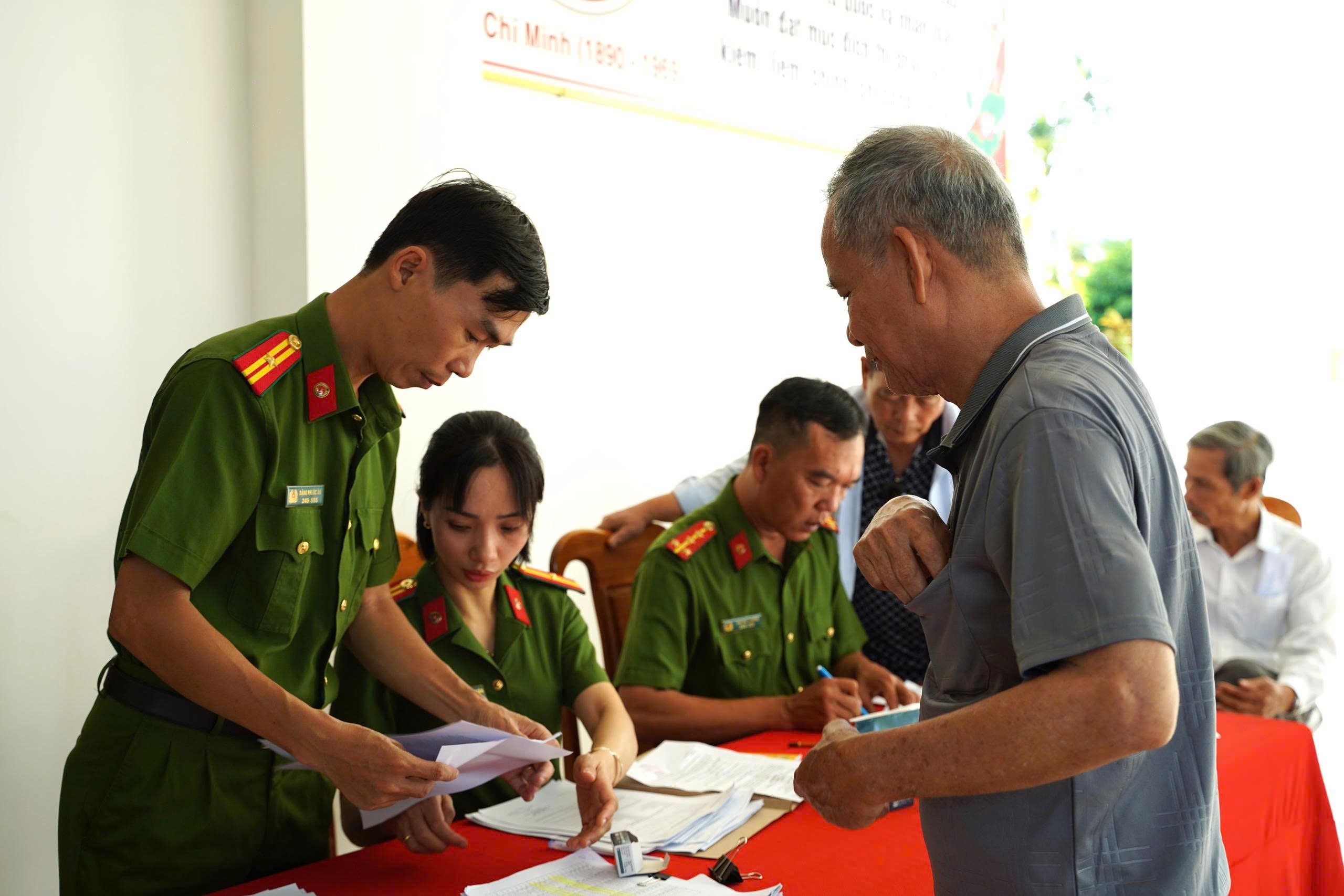 Xúc động hình ảnh công an, nhân viên y tế TP Huế lấy mẫu ADN thân nhân liệt sĩ, thắp hy vọng "trả lại tên" cho các anh hùng- Ảnh 6.