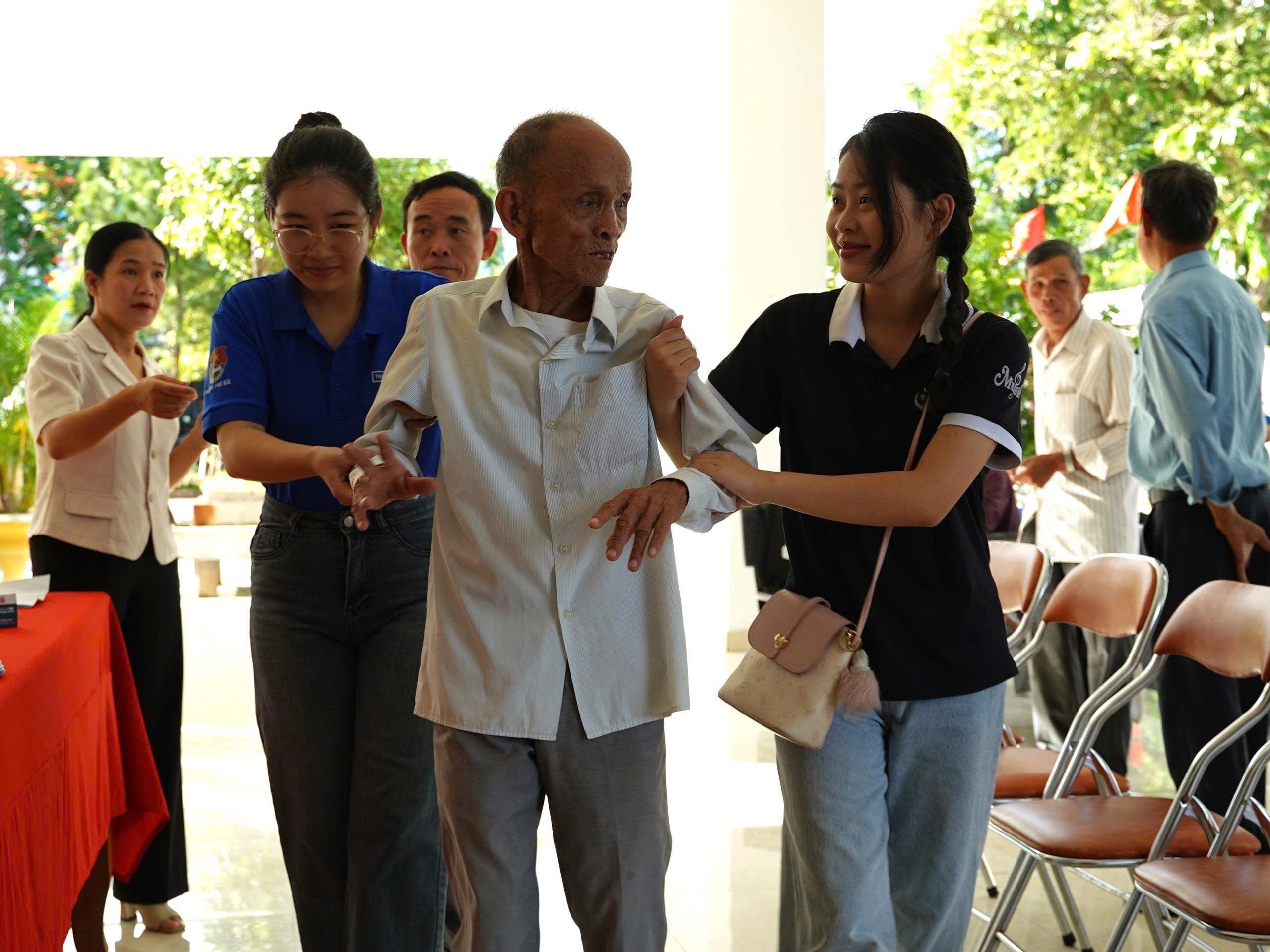 Xúc động hình ảnh công an, nhân viên y tế TP Huế lấy mẫu ADN thân nhân liệt sĩ, thắp hy vọng "trả lại tên" cho các anh hùng- Ảnh 2.
