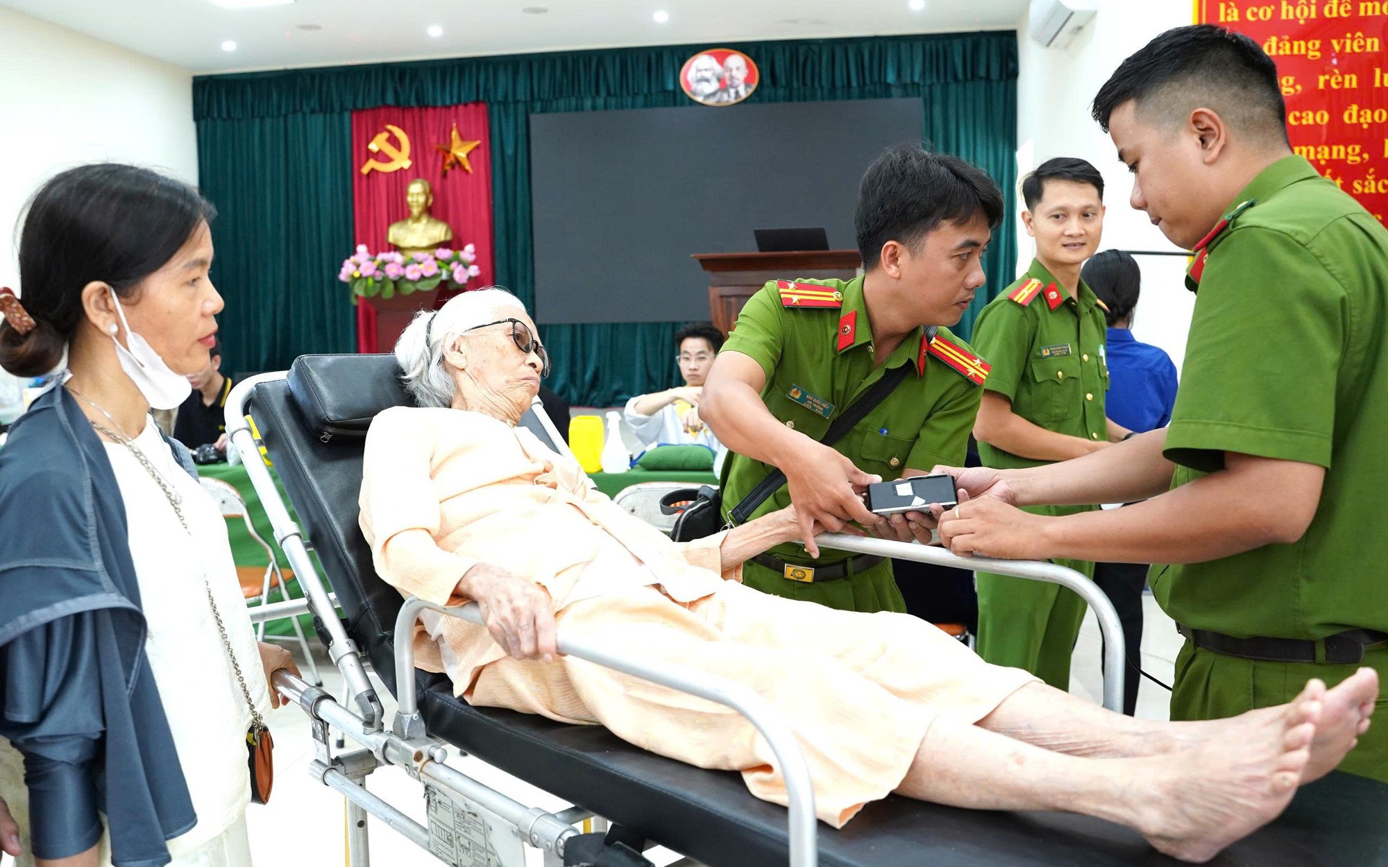 'Chiến dịch 500 ngày đêm' ở Huế: Những bước chân không mỏi đi tìm đồng đội- Ảnh 18.