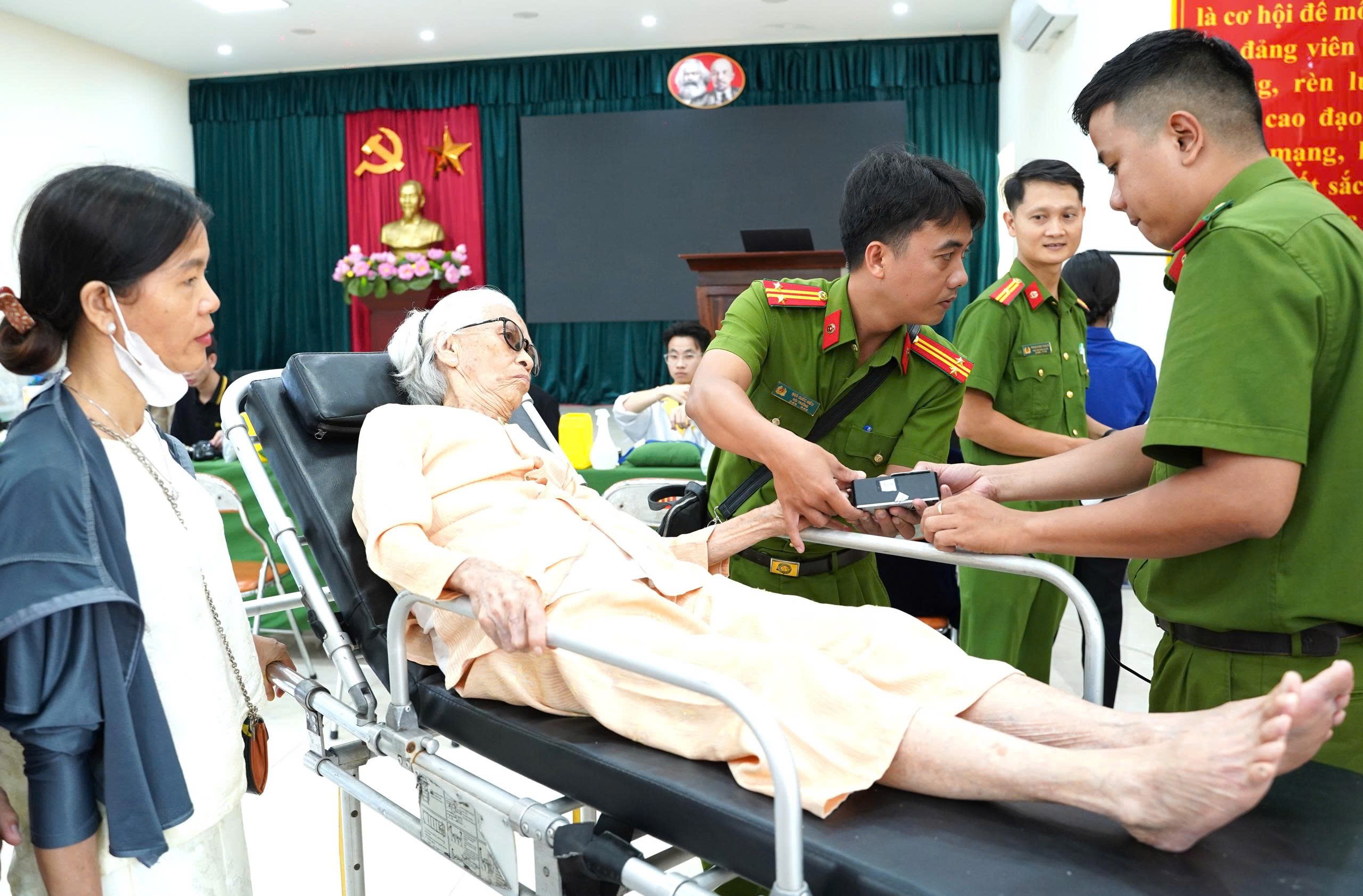 Xúc động hình ảnh công an, nhân viên y tế TP Huế lấy mẫu ADN thân nhân liệt sĩ, thắp hy vọng "trả lại tên" cho các anh hùng- Ảnh 7.