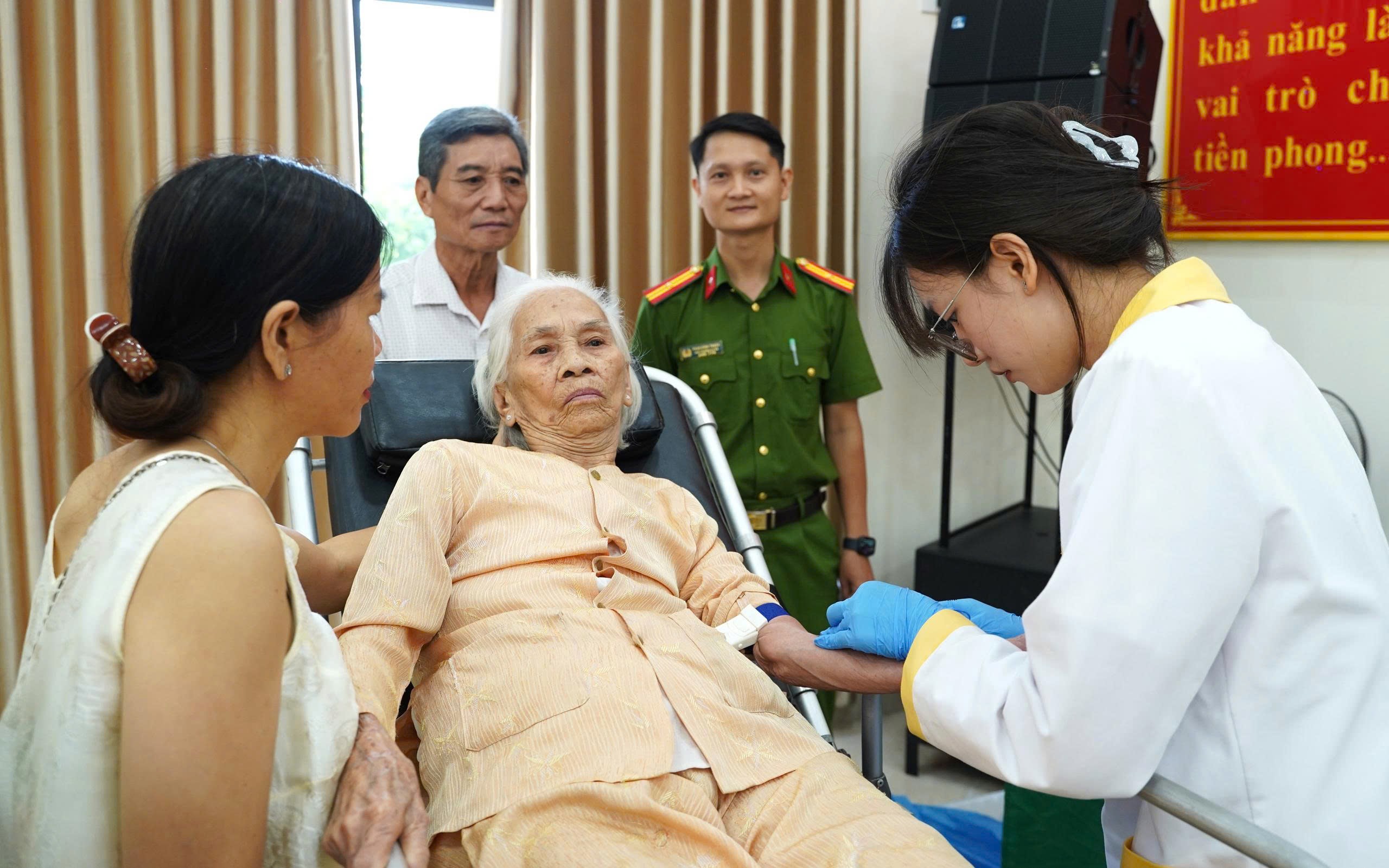 Xúc động hình ảnh công an, nhân viên y tế TP Huế lấy mẫu ADN thân nhân liệt sĩ, thắp hy vọng "trả lại tên" cho các anh hùng- Ảnh 4.