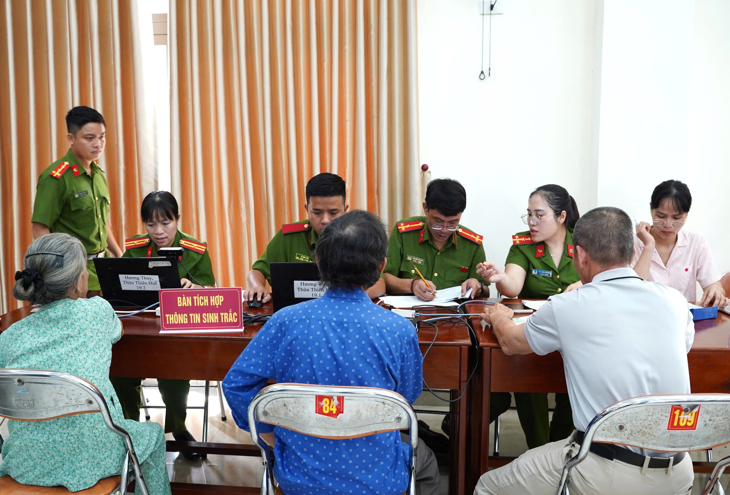 Gallery - Xúc động hình ảnh công an, nhân viên y tế TP Huế lấy mẫu ADN thân nhân liệt sĩ, thắp hy vọng "trả lại tên" cho các anh hùng - image 6