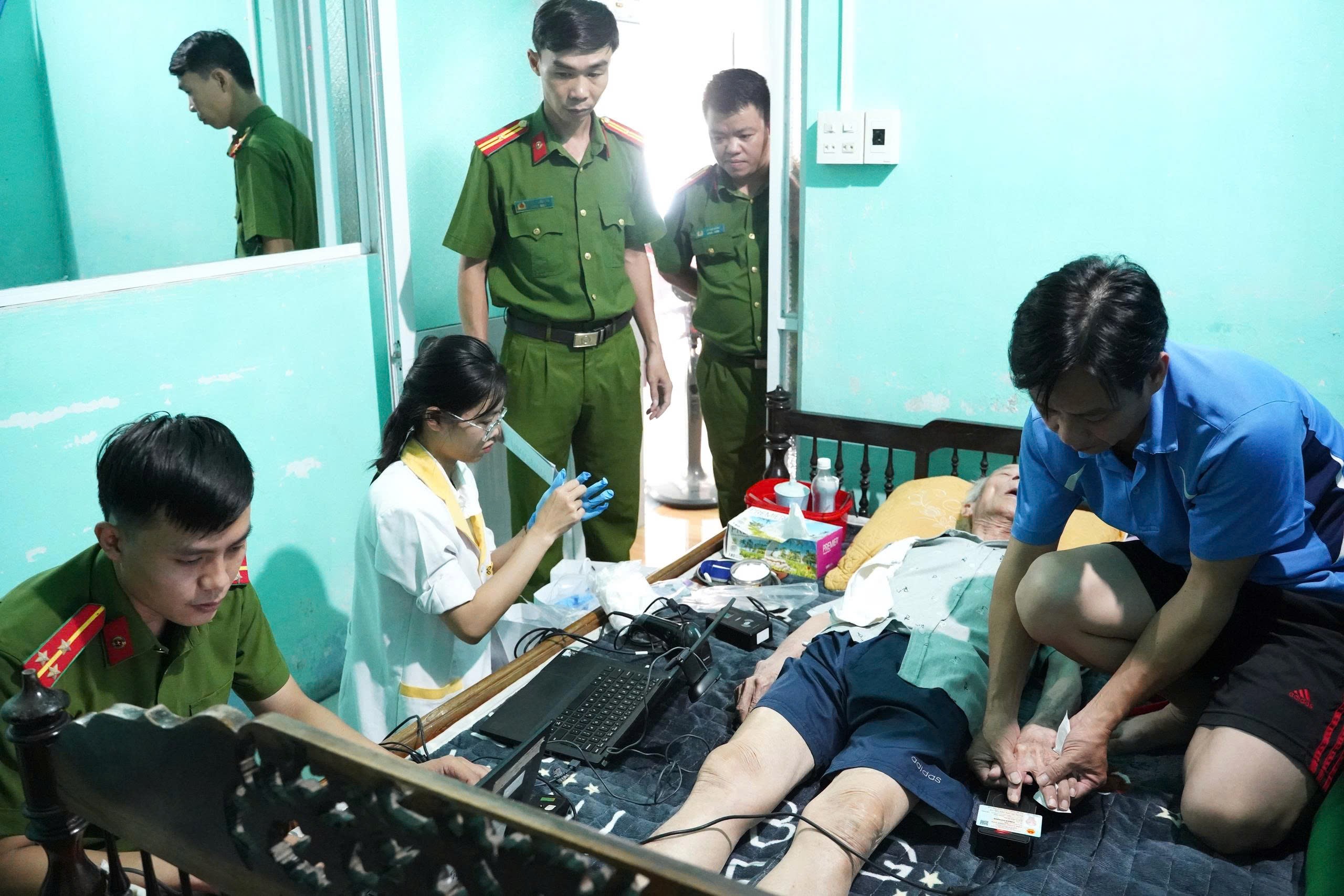 Xúc động hình ảnh công an, nhân viên y tế TP Huế lấy mẫu ADN thân nhân liệt sĩ, thắp hy vọng "trả lại tên" cho các anh hùng- Ảnh 3.