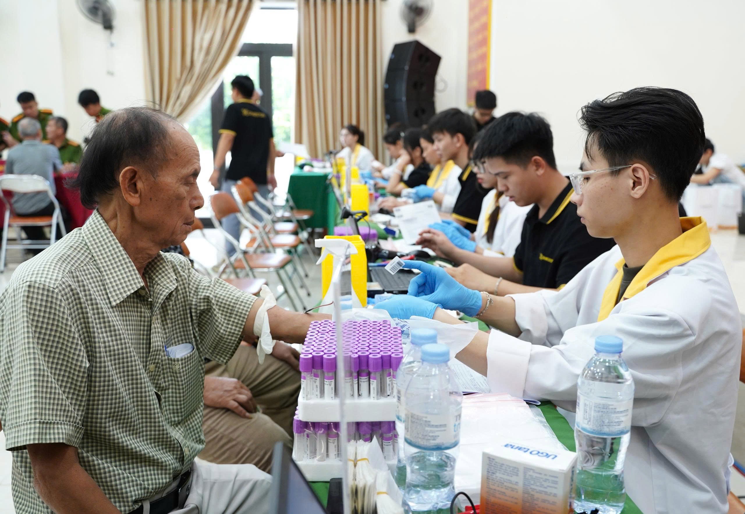 Xúc động hình ảnh công an, nhân viên y tế TP Huế lấy mẫu ADN thân nhân liệt sĩ, thắp hy vọng "trả lại tên" cho các anh hùng- Ảnh 5.