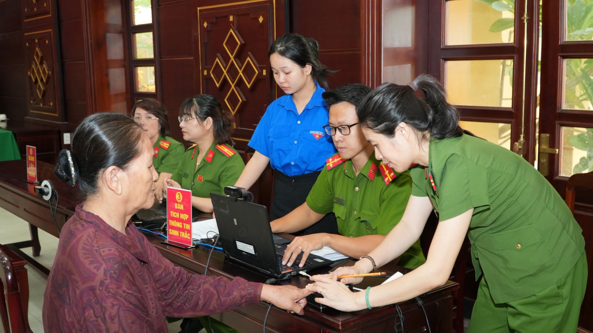 Xúc động hình ảnh công an, nhân viên y tế TP Huế lấy mẫu ADN thân nhân liệt sĩ, thắp hy vọng "trả lại tên" cho các anh hùng- Ảnh 9.