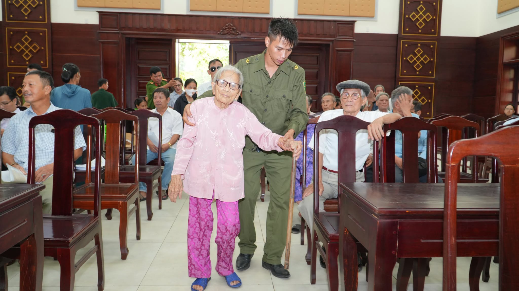 Xúc động hình ảnh công an, nhân viên y tế TP Huế lấy mẫu ADN thân nhân liệt sĩ, thắp hy vọng "trả lại tên" cho các anh hùng- Ảnh 8.