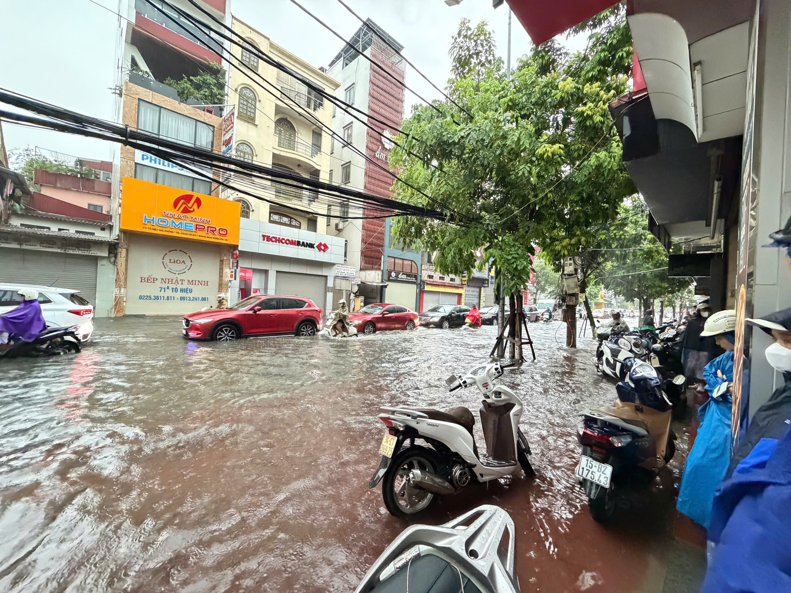 Mưa lớn Hải Phòng gây ngập sâu nhiều tuyến phố , người dân gặp khó khăn trong di chuyển - Ảnh 10.