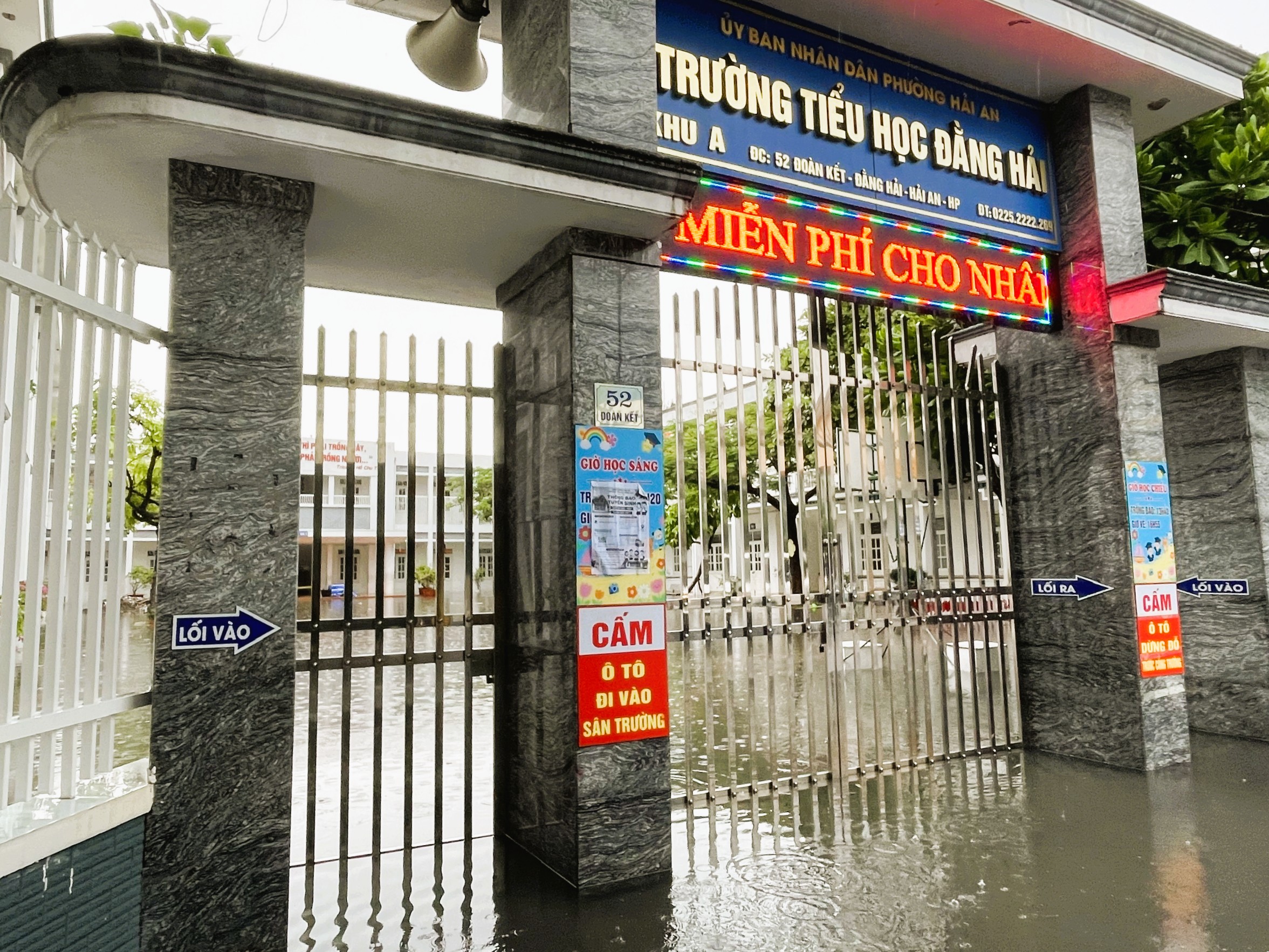 Mưa lớn Hải Phòng gây ngập sâu nhiều tuyến phố , người dân gặp khó khăn trong di chuyển - Ảnh 9.