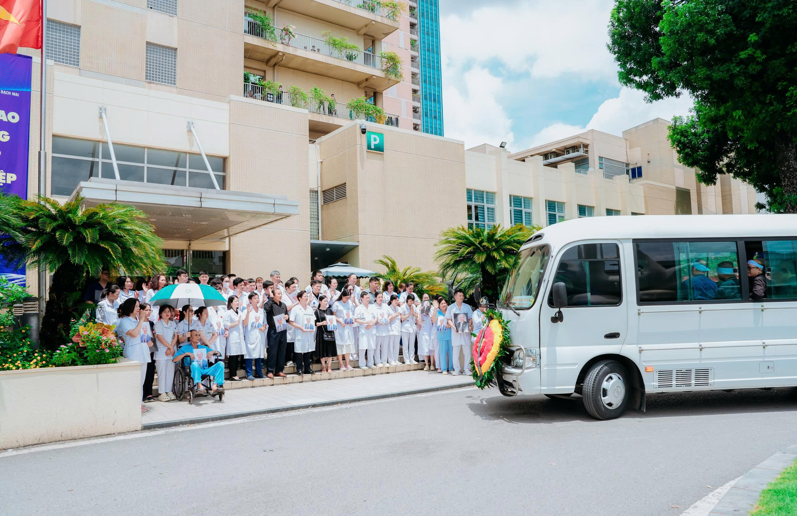 Hàng nghìn học trò chờ ở bệnh viện, trường y xúc động tiễn đưa GS Vũ Văn Đính- Ảnh 4.