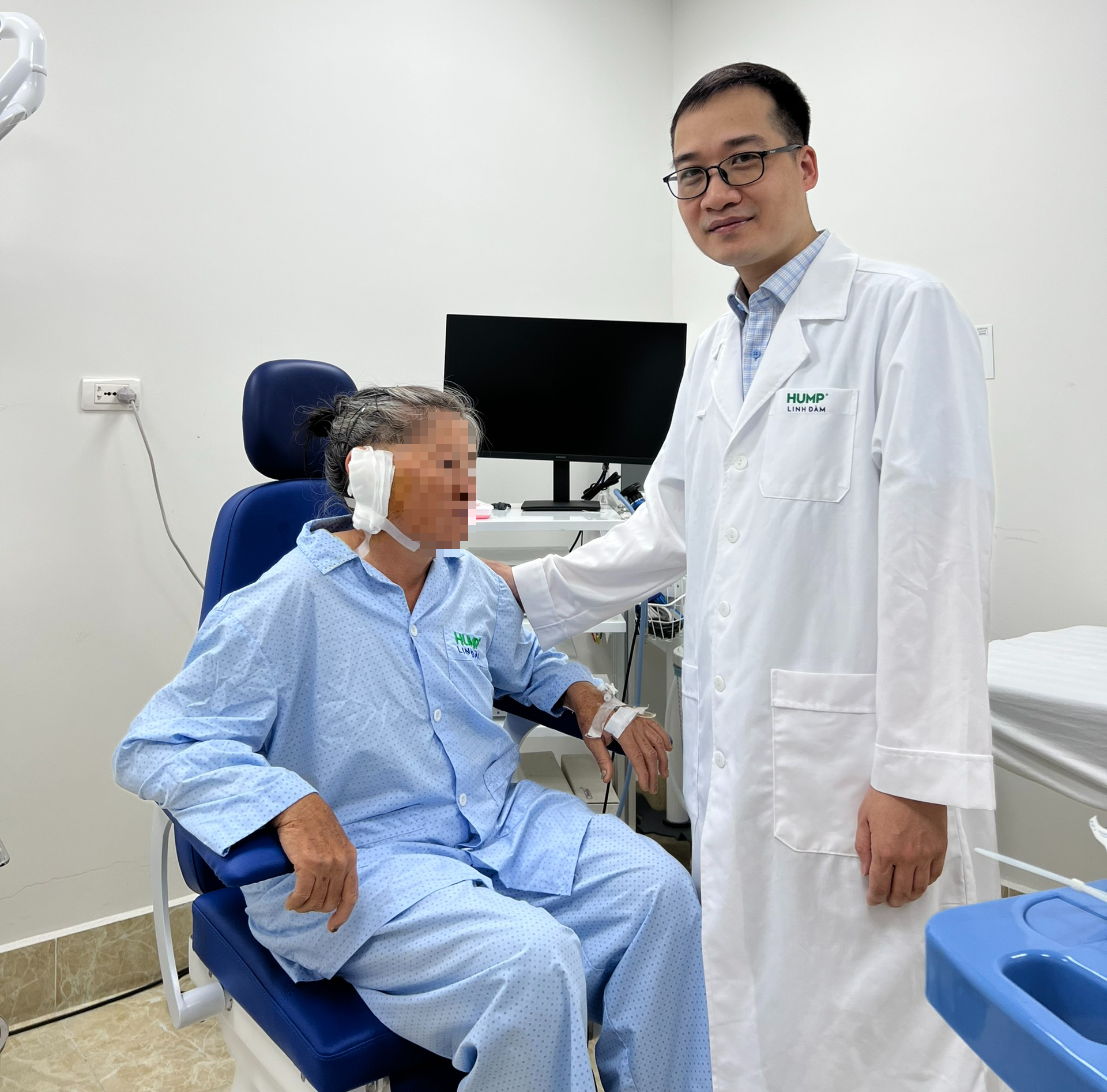 Chủ quan với khối u dưới tai, người bệnh suýt bị liệt mặt- Ảnh 2.
