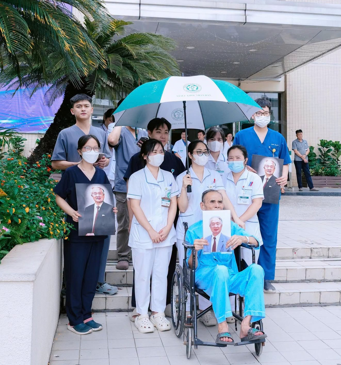 Hàng nghìn học trò chờ ở bệnh viện, trường y xúc động tiễn đưa GS Vũ Văn Đính- Ảnh 3.