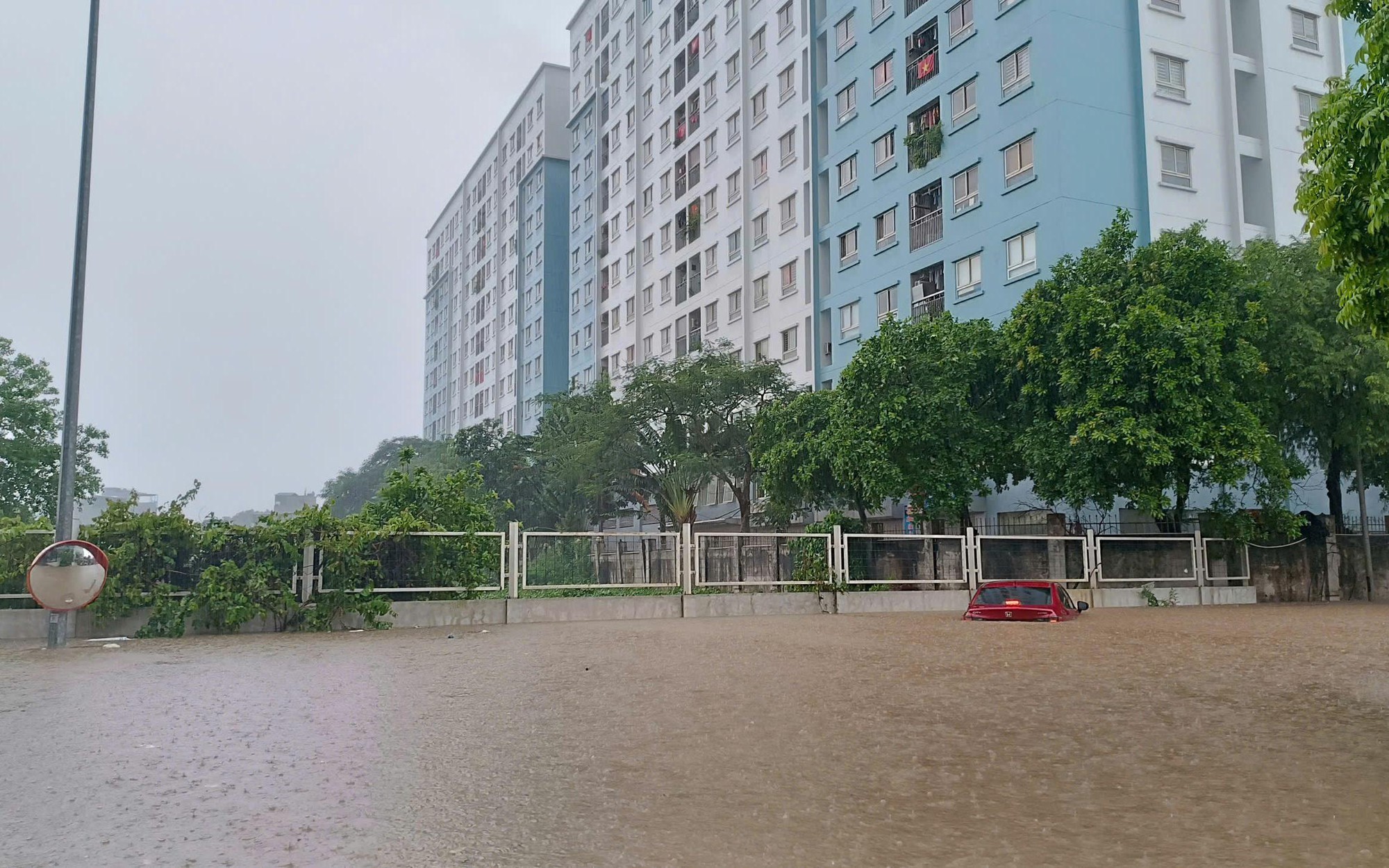 Hà Nội Đón Cơn Mưa Dông Đột Xuất: Người Dân Cần Thận Trọng