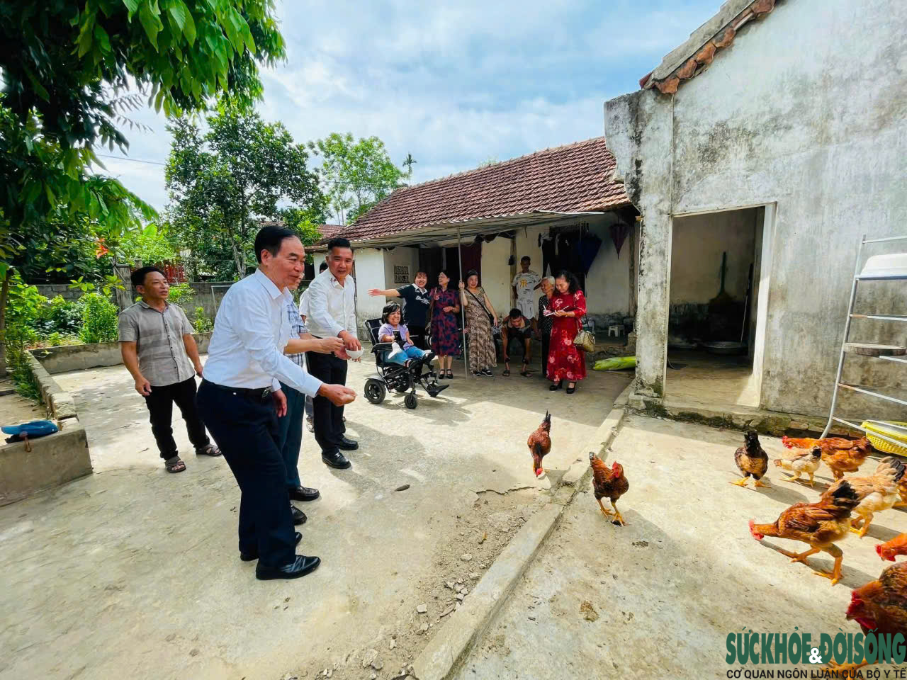 Ngồi xe lăn, người phụ nữ nhỏ bé gieo những vòng sinh kế- Ảnh 2.