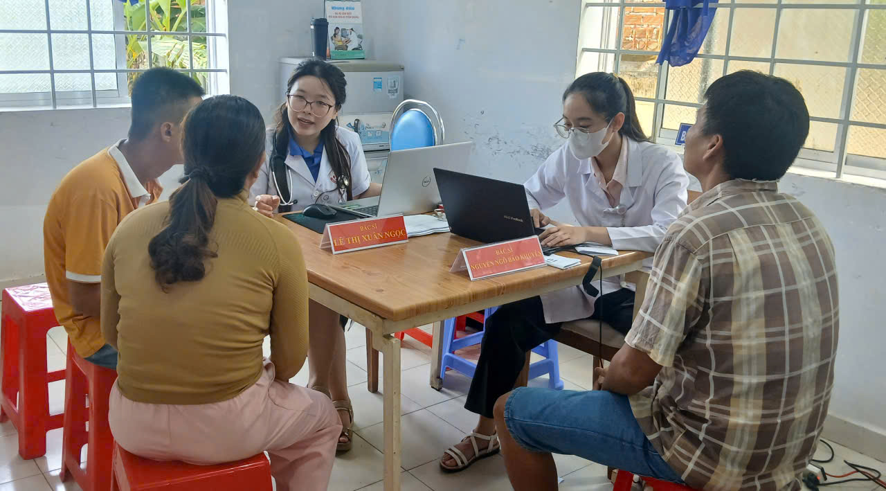 Gallery - Người dân từ đô thị đến nông thôn ở Khánh Hòa được bác sĩ khám sức khỏe miễn phí - image 1