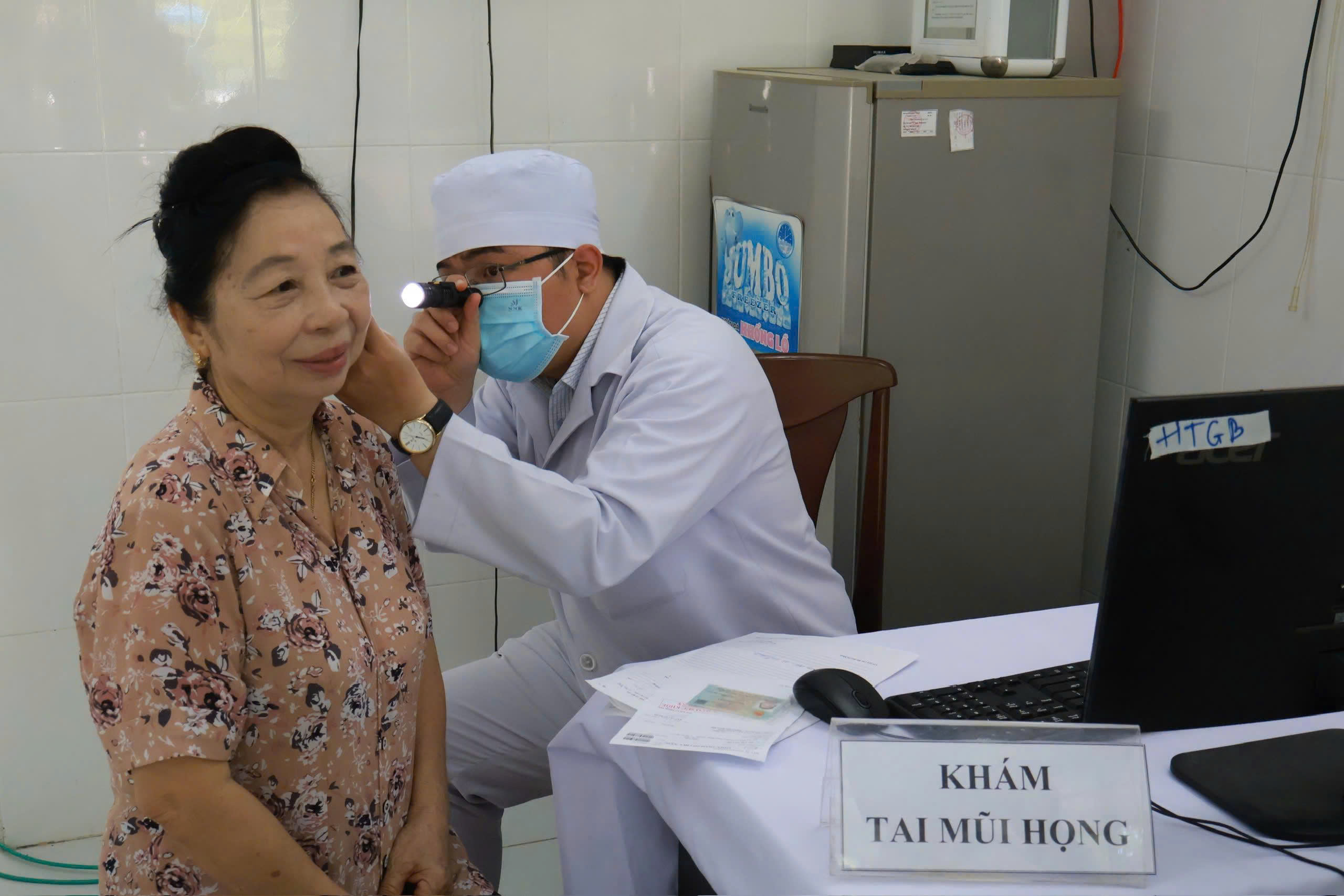 Gallery - Người dân từ đô thị đến nông thôn ở Khánh Hòa được bác sĩ khám sức khỏe miễn phí - image 2