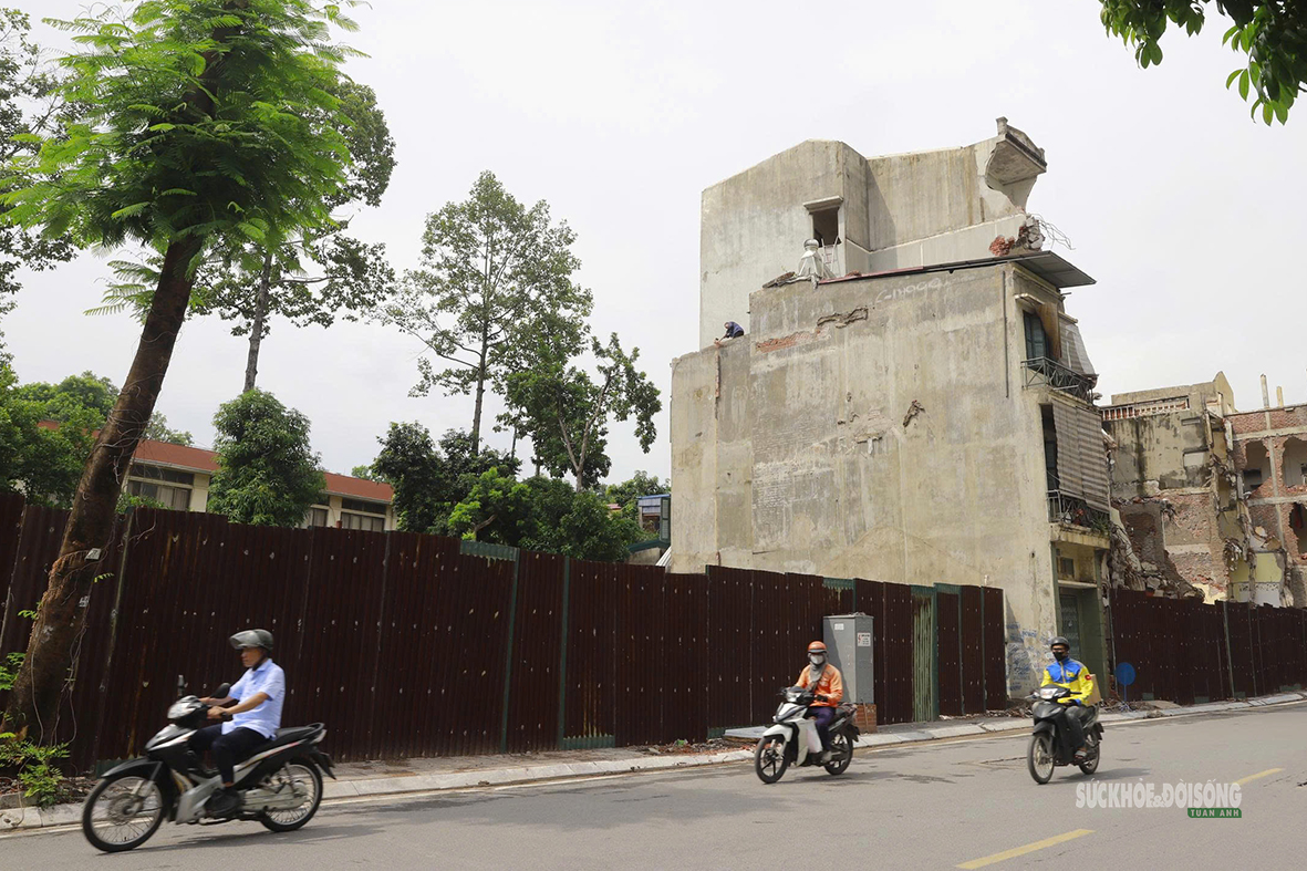 Nhiều ngôi nhà dọc đường Thụy Khuê đang hạ giải, mặt bằng ga C6 còn vướng một điểm- Ảnh 5.