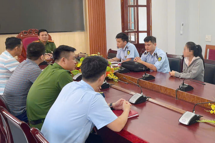 Làm rõ việc người phụ nữ bán nước tự đóng vào chai cũ trước cổng bệnh viện- Ảnh 2.