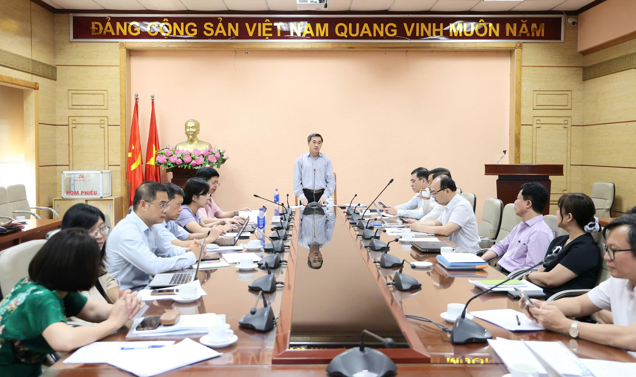 Thứ trưởng Trần Văn Thuấn: Khung chương trình thực hành phải dựa trên năng lực, đủ kiến thức, bảo đảm an toàn người bệnh- Ảnh 10.