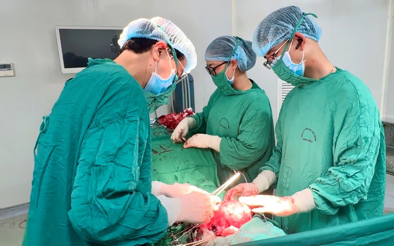 Cấp Cứu Sản Phụ Vỡ Tử Cung: Một Ca Khó Khăn Đã Được Giải Quyết
