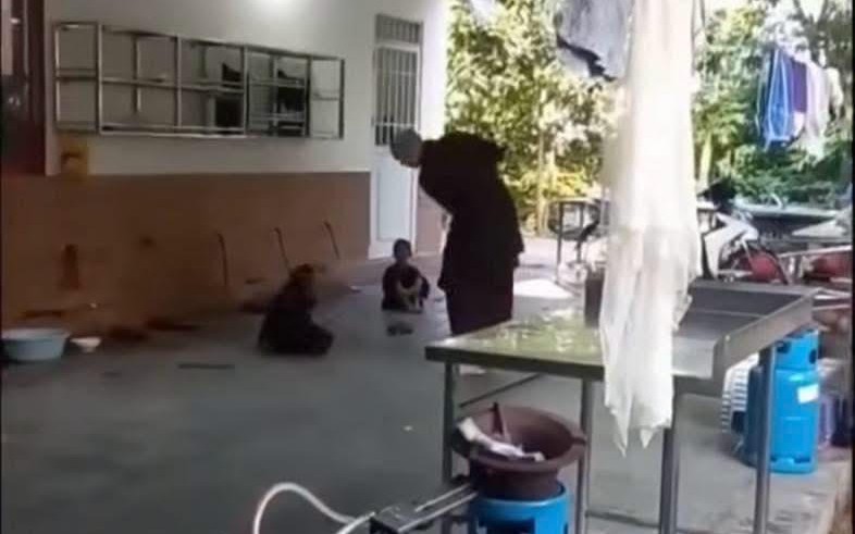 Làm rõ việc người phụ nữ bán nước tự đóng vào chai cũ trước cổng bệnh viện- Ảnh 3.