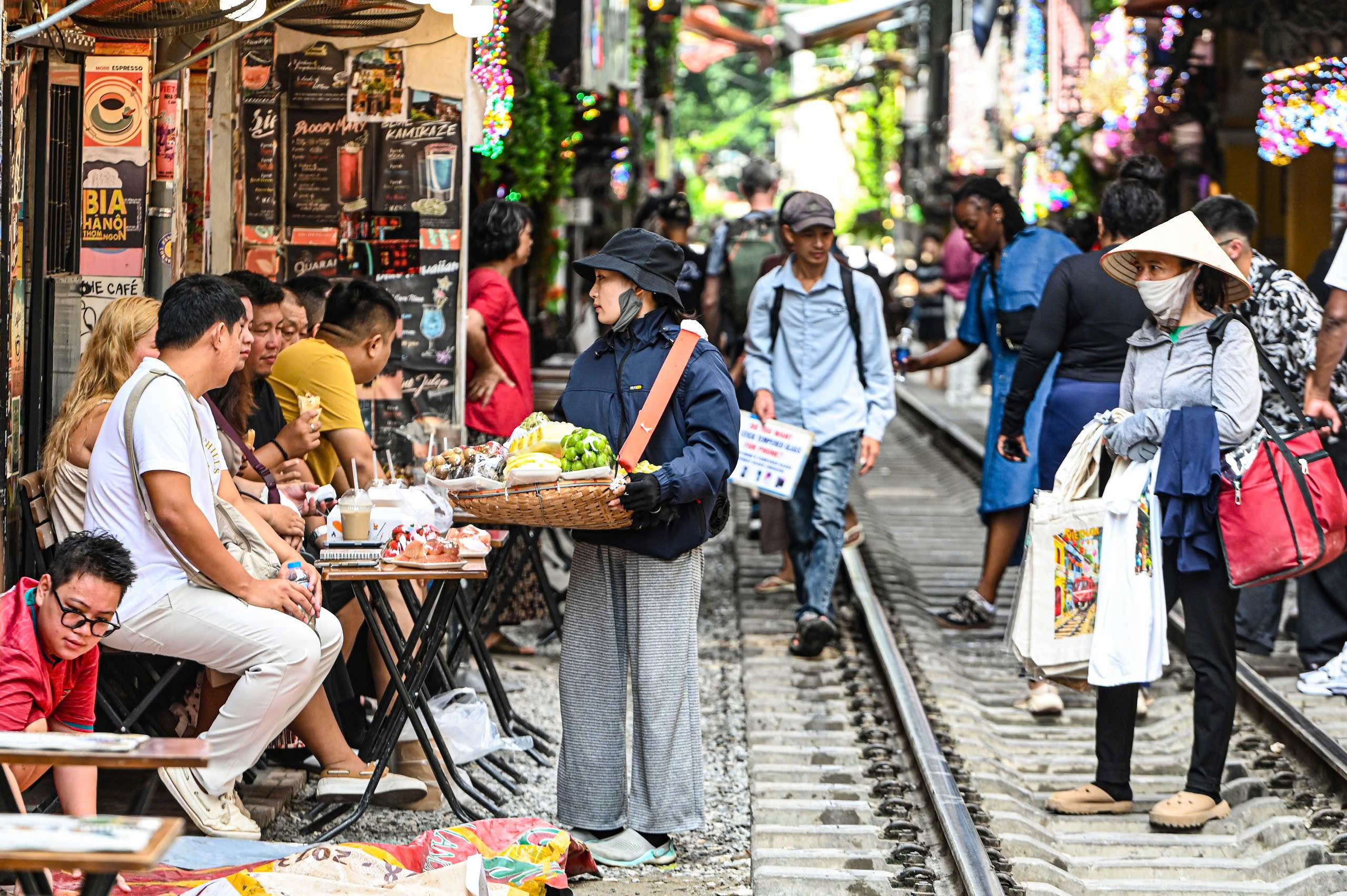 Sau vụ cô gái bị tàu hỏa va chạm, phố đường tàu Văn Miếu vẫn đông nghịt người - Ảnh 9.