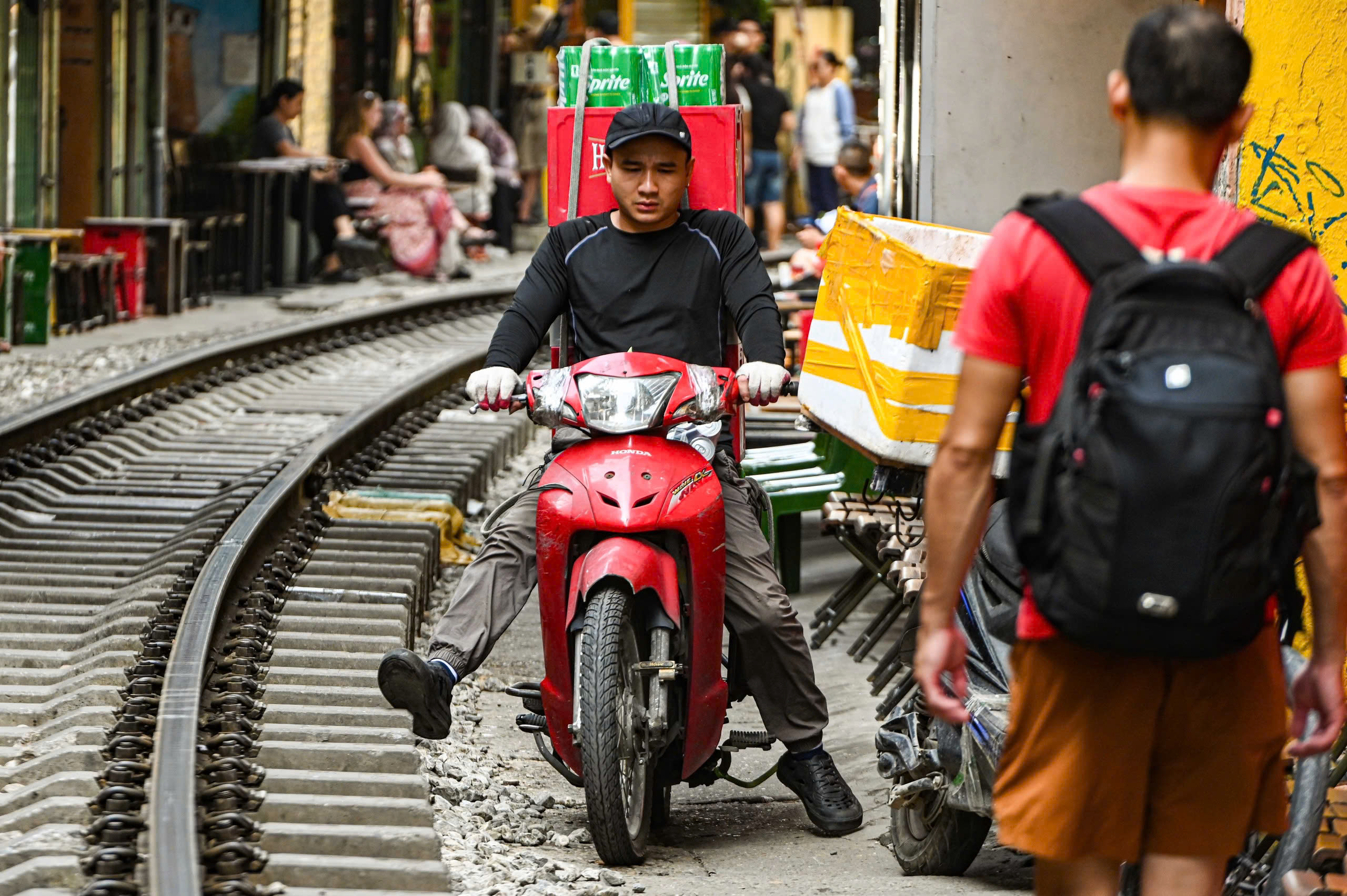 Sau vụ cô gái bị tàu hỏa va chạm, phố đường tàu Văn Miếu vẫn đông nghịt người - Ảnh 4.