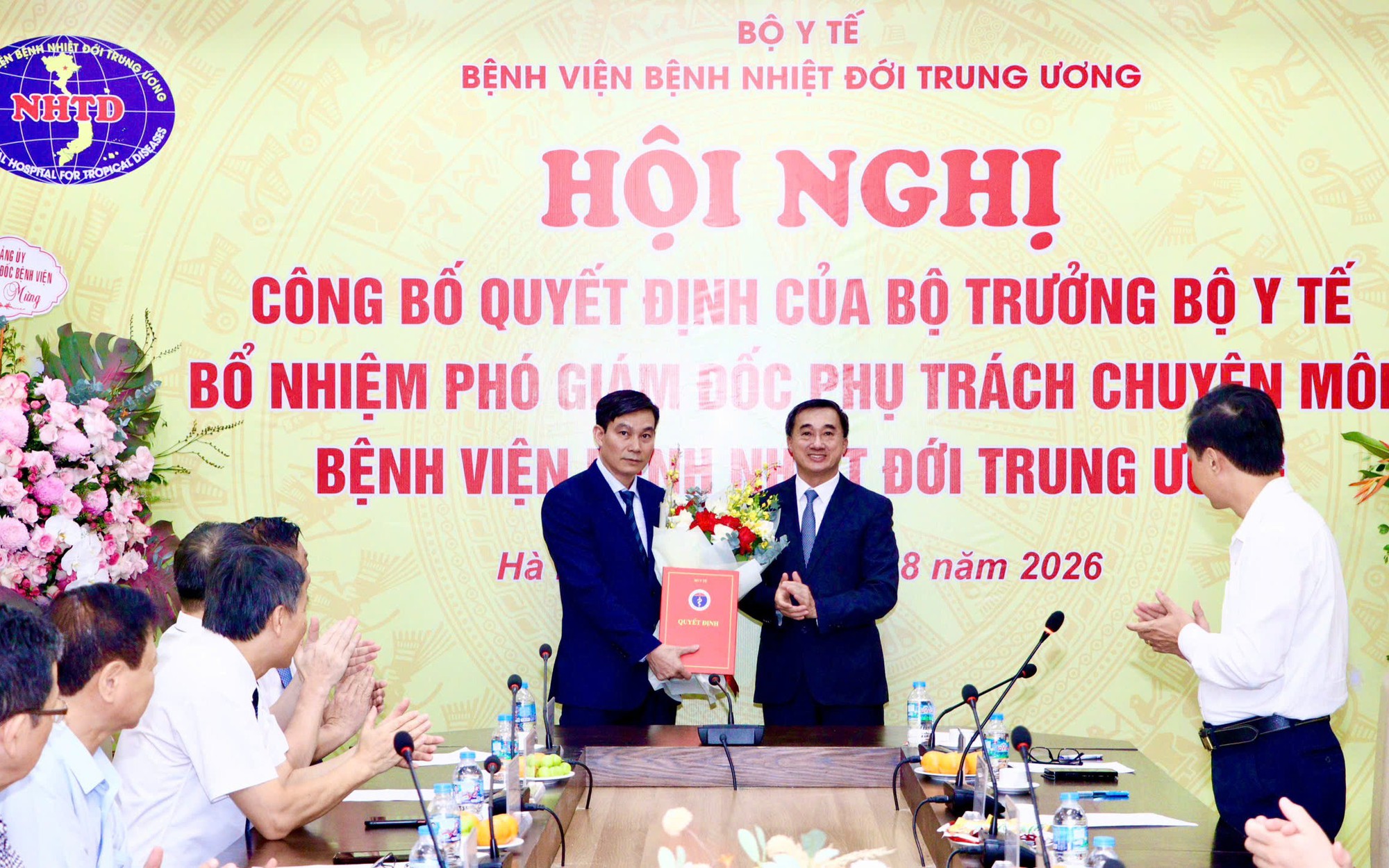 Thầy thuốc truyền nhiễm kiên cường nơi tâm dịch, giành giật sự sống cho người bệnh- Ảnh 5.