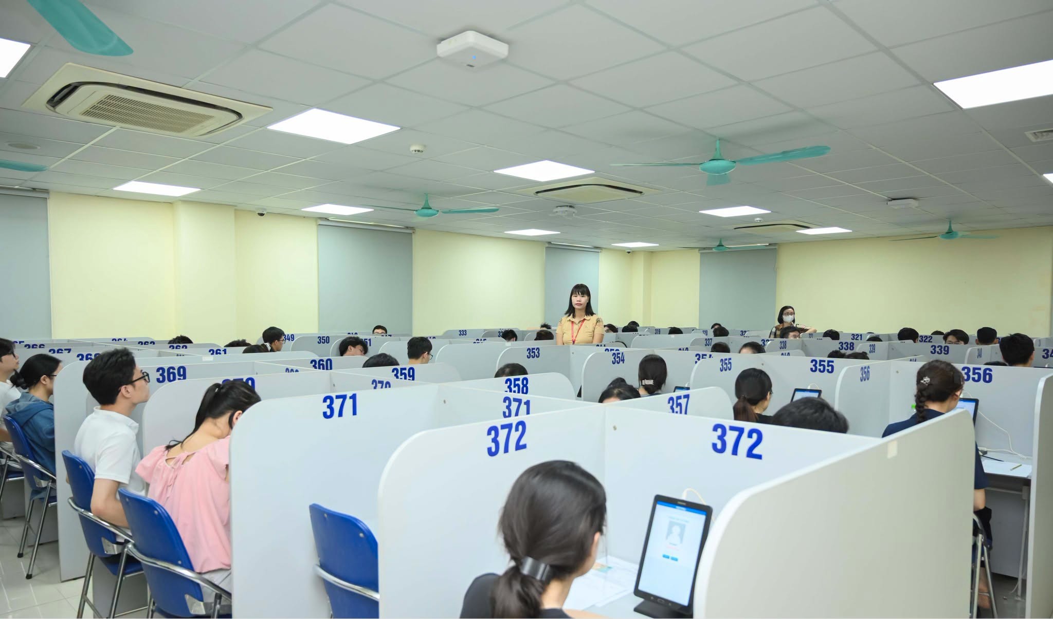 Gallery - Gần 1.900 thí sinh dự thi Sau đại học Trường Đại học Y Hà Nội - image 3